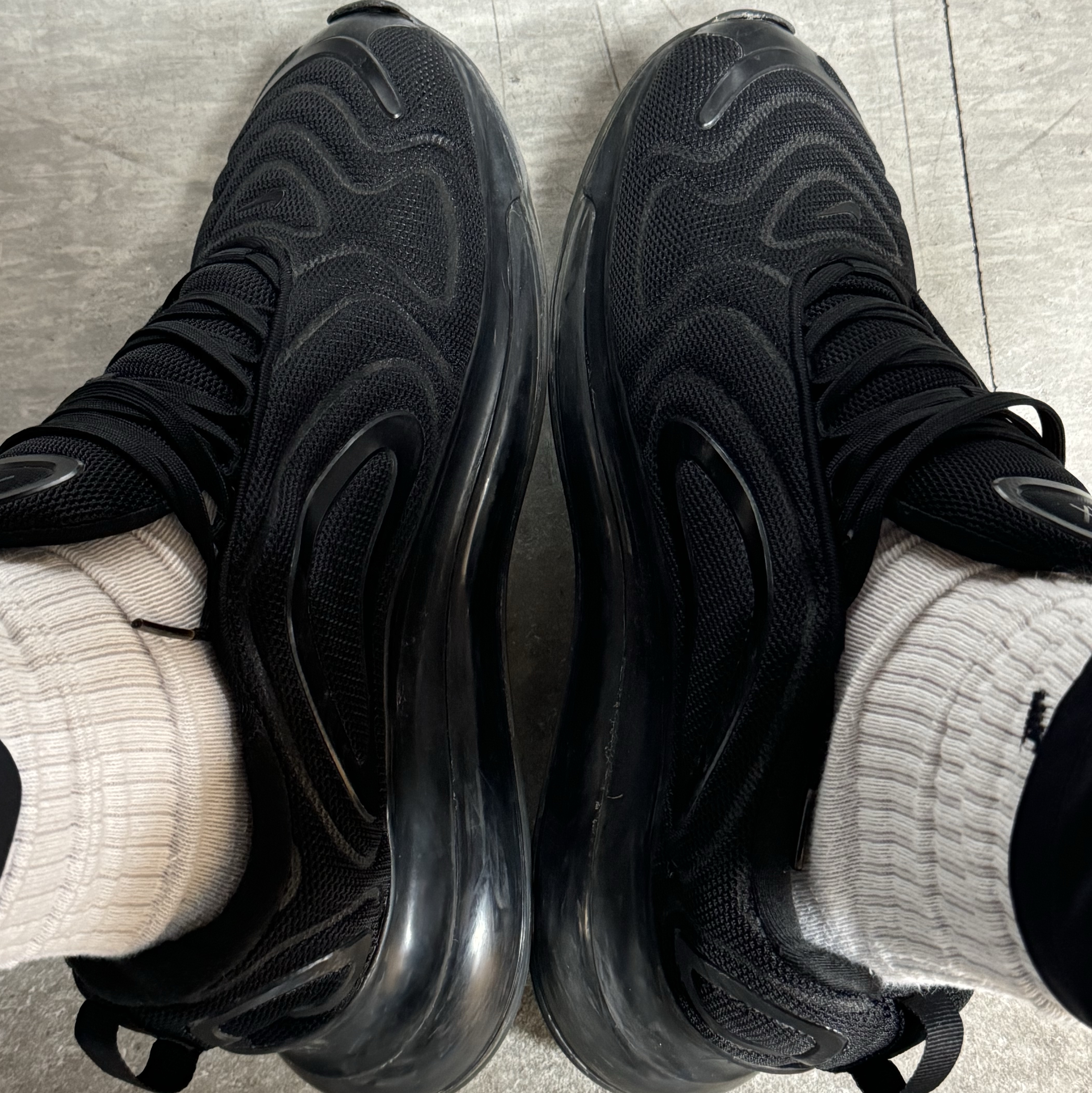 Nike Air Max 720 Black Mesh 착용 스타일