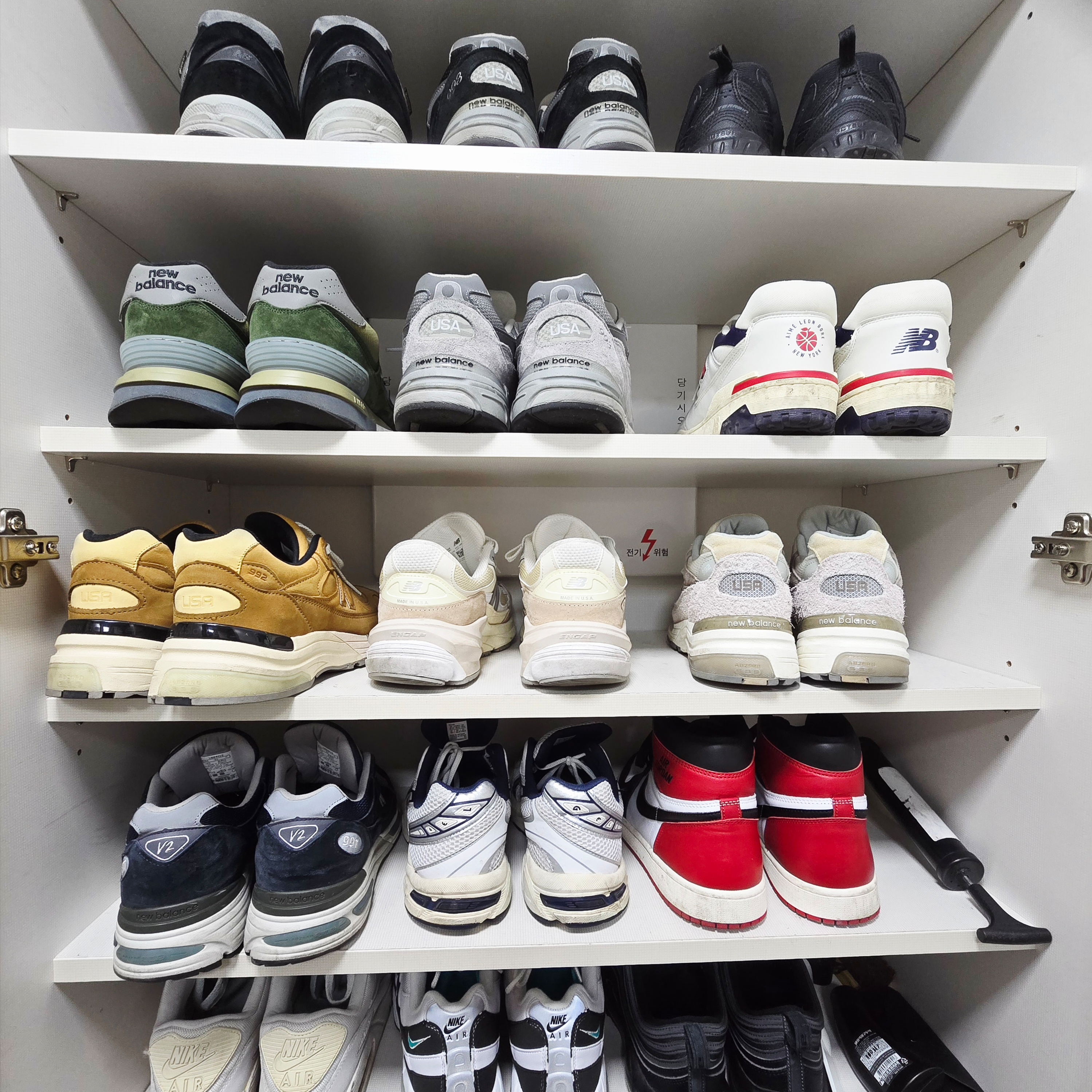 Nike Air Max 95 OG White and Black, New Balance 993 Made in USA Grey - D Standard 착용 스타일