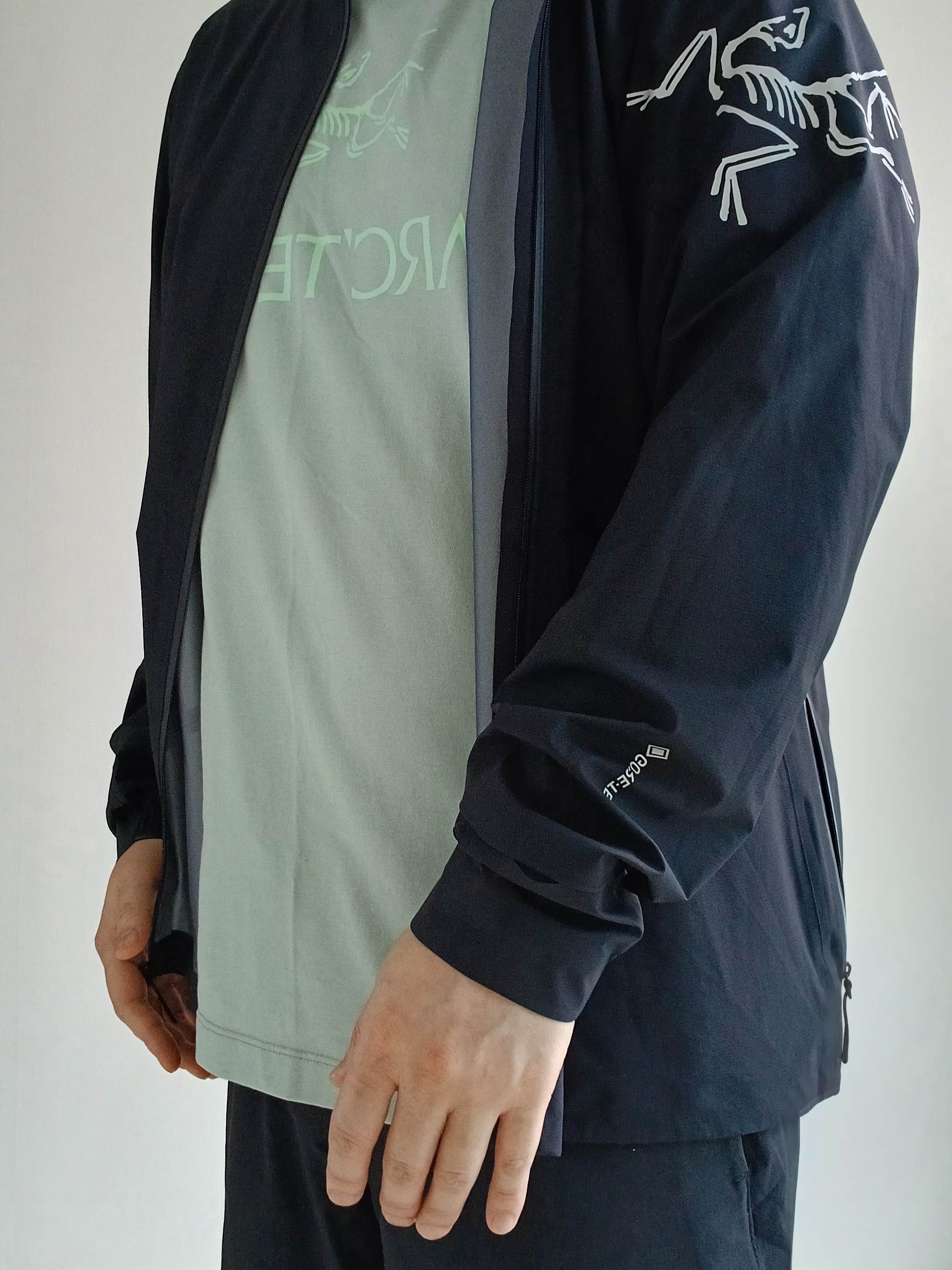 Arc'teryx Norvan Jacket Black, (W) Lululemon Soft Embroidered Baller Hat Black 착용 스타일 - 3
