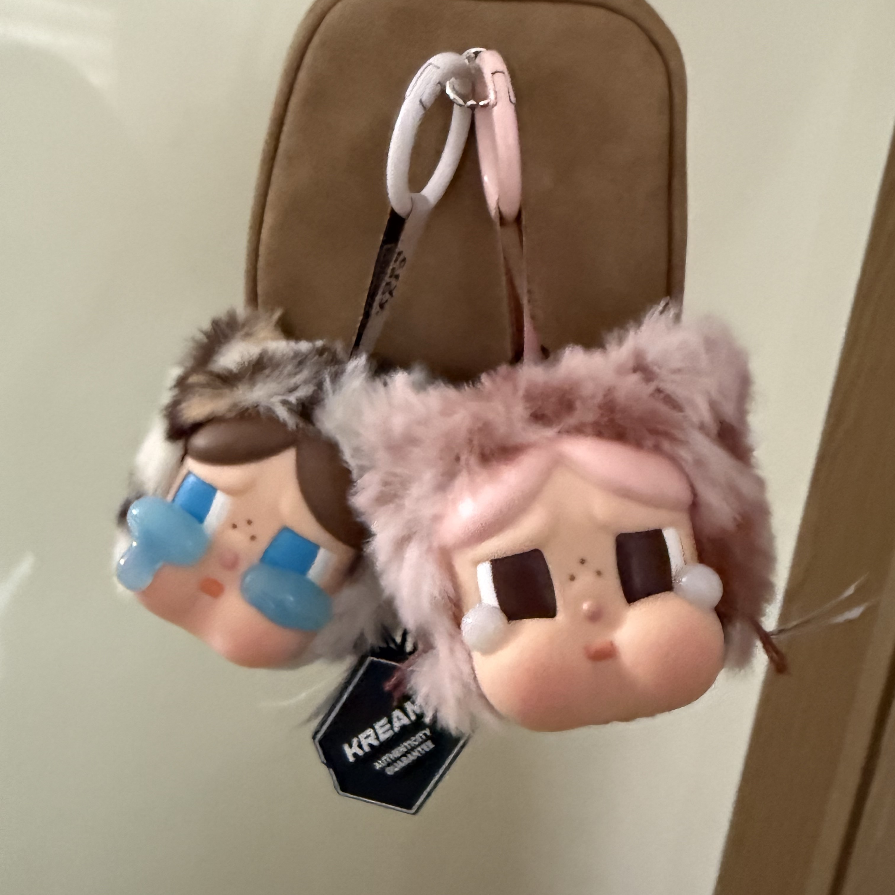 Pop Mart Crybaby Wild But Cutie Series Vinyl Plush Pendant Pink Cutie (Opened Case), Pop Mart Crybaby Wild But Cutie Series Vinyl Plush Pendant Vintage Cutie (Opened Case) 착용 스타일