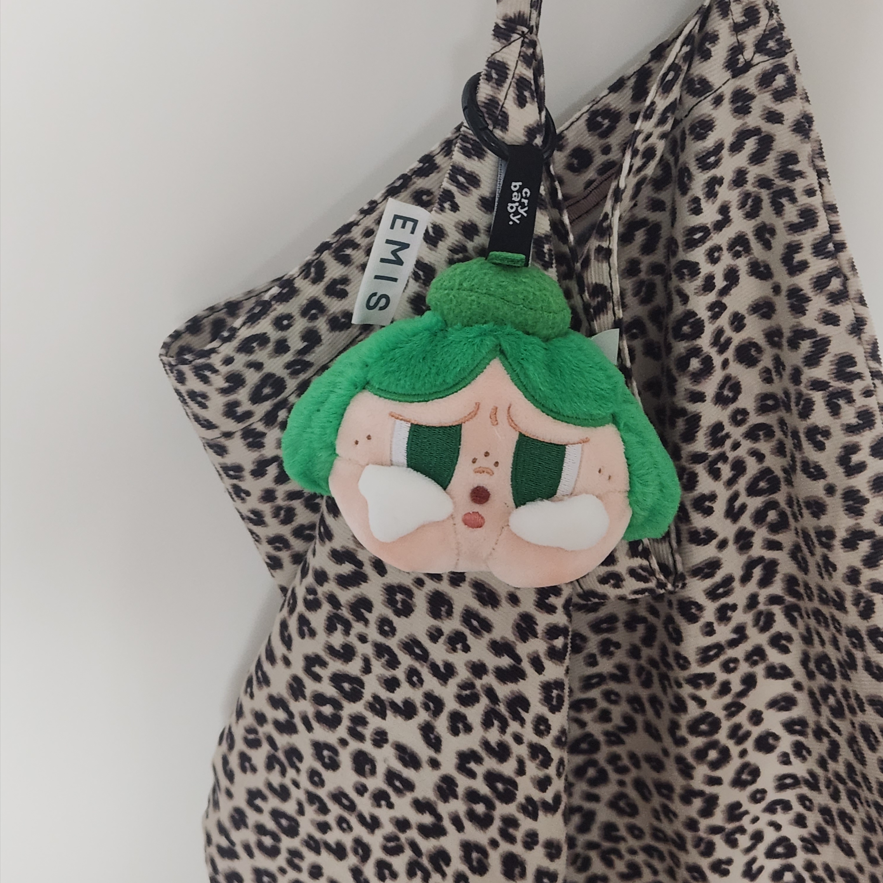Pop Mart Crybaby Cheer Up, Baby! Series Plush Pendant Green (Opened Case), Emis Leopard Corduroy Eco Bag Cream 착용 스타일