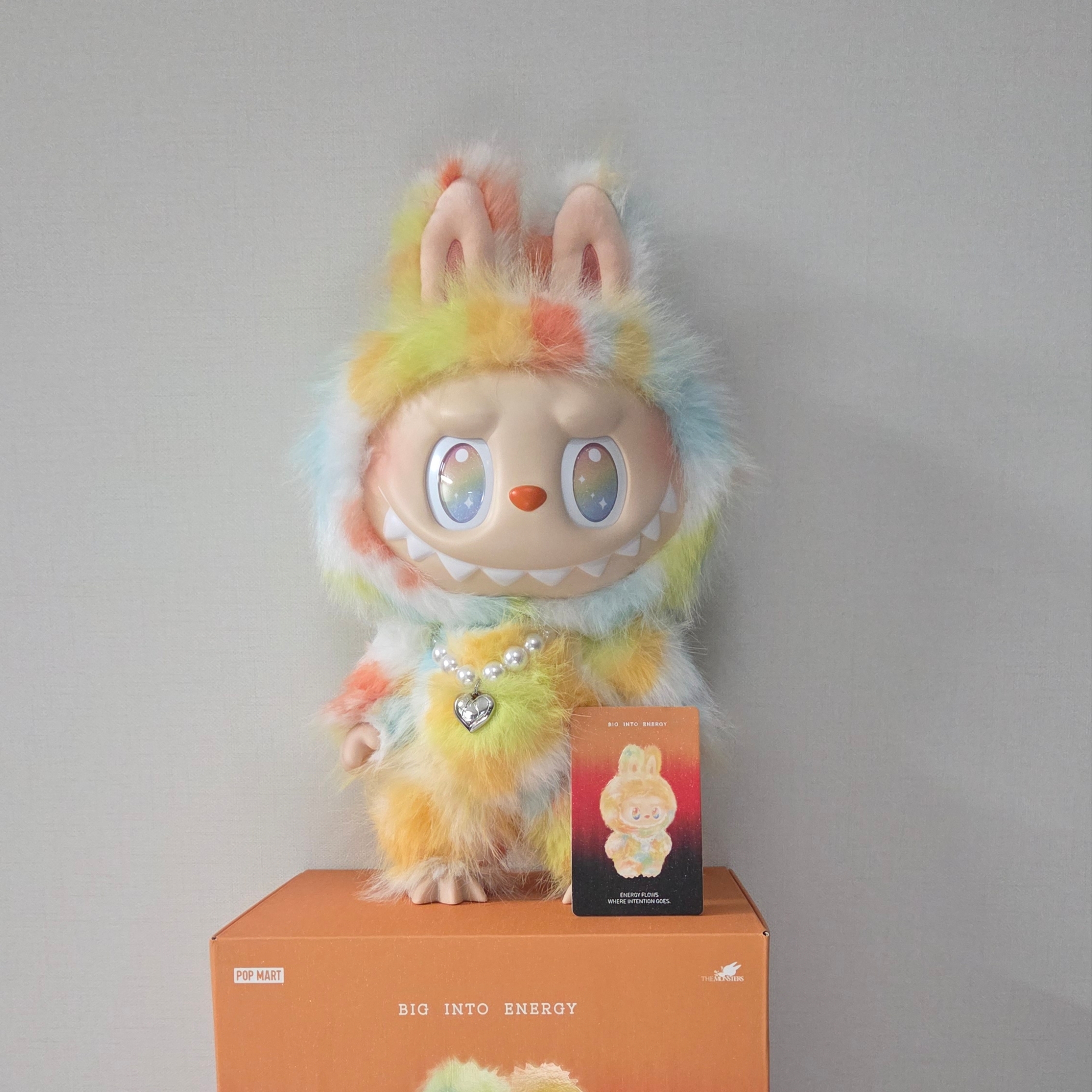 Pop Mart Labubu The Monsters Big Into Energy Series-Rock The Universe Vinyl Plush Doll 착용 스타일