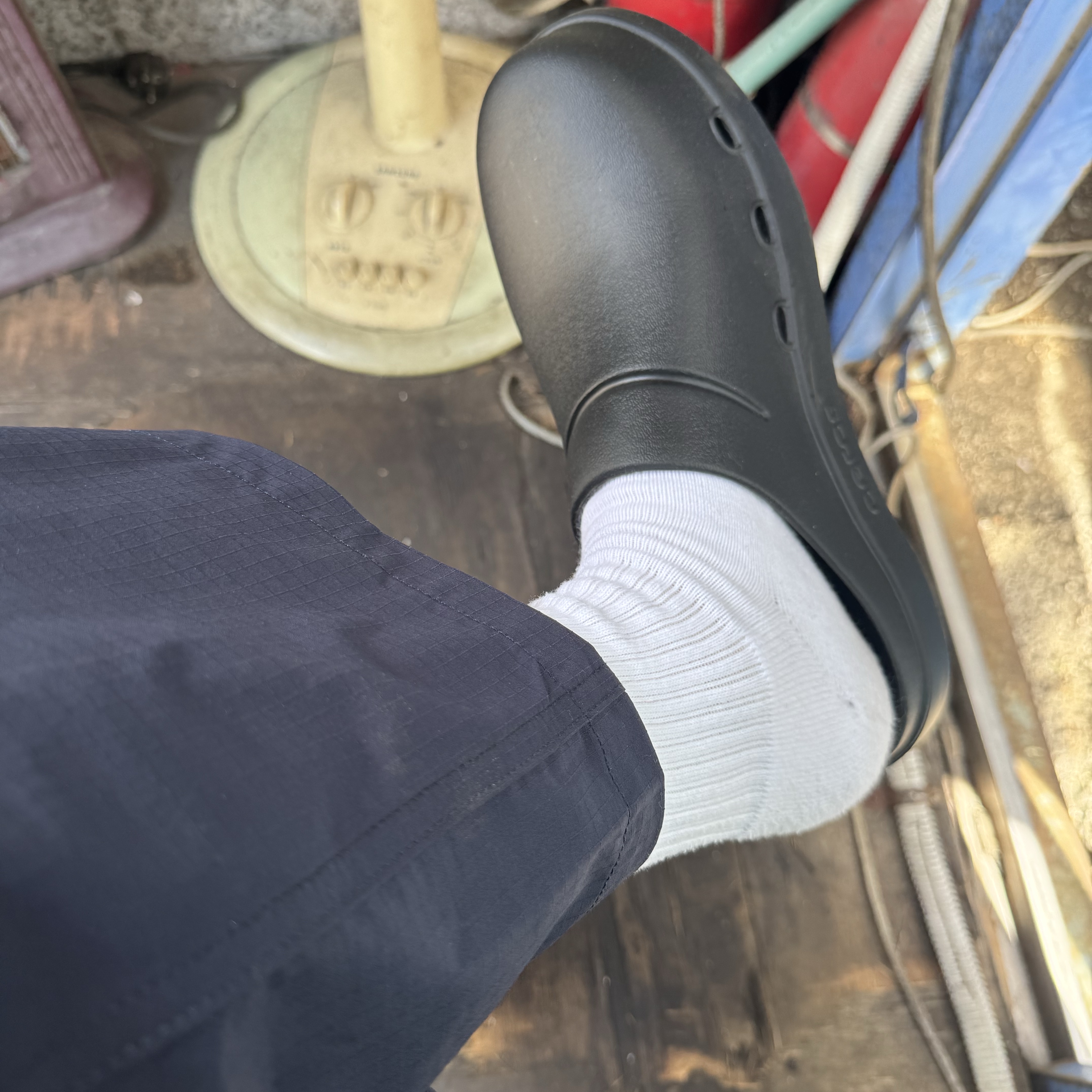 Oofos OOCloog Black 착용 스타일