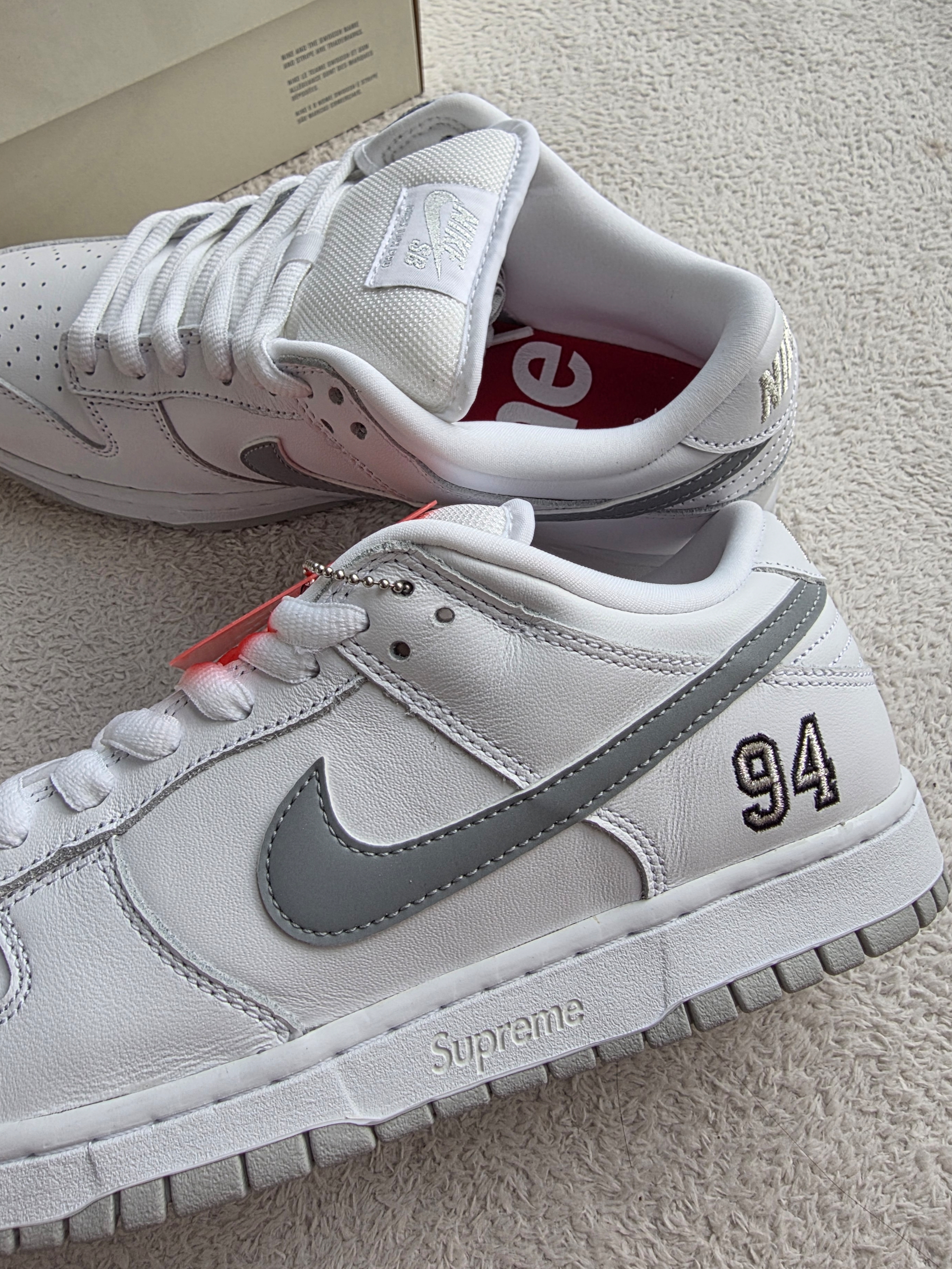 Nike x Supreme SB Dunk Low White 착용 스타일 - 2