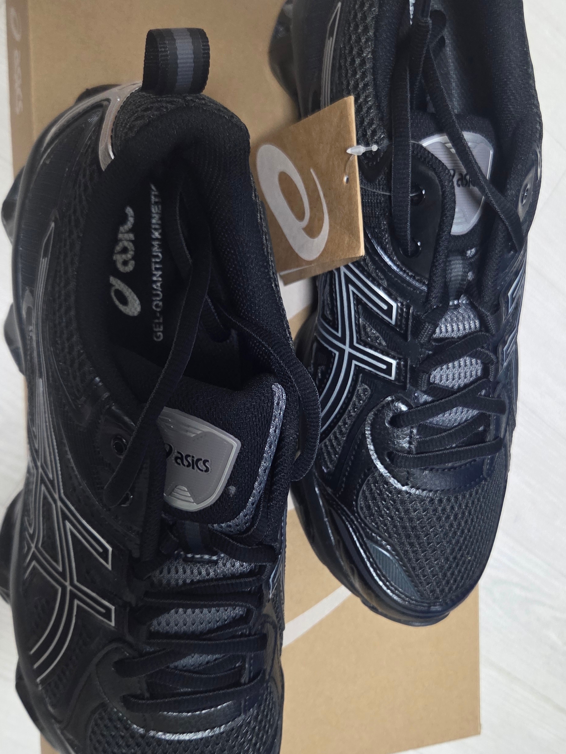 Asics Gel-Quantum Kinetic Graphite Grey Black 착용 스타일