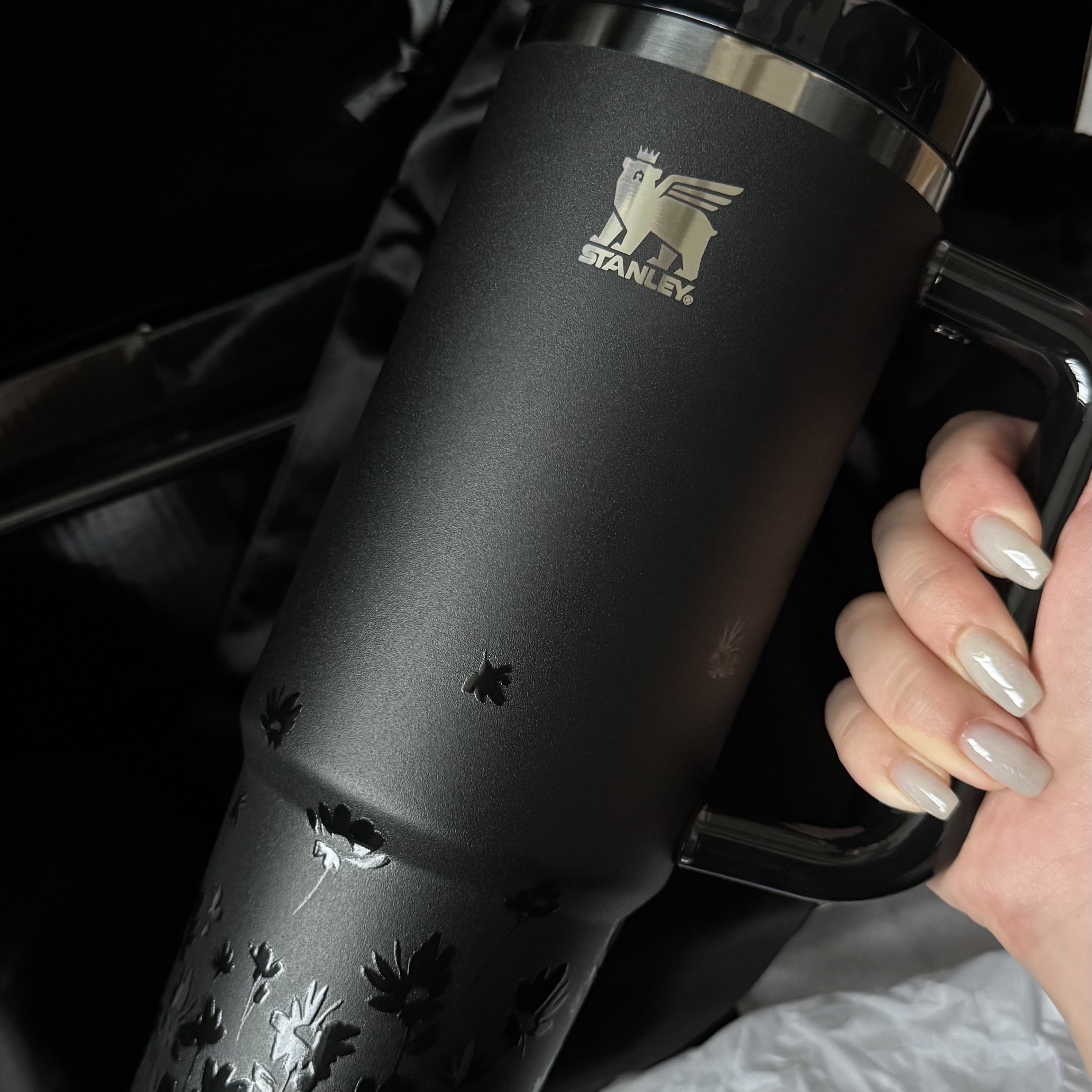 Stanley x Jennie 1913 Quencher Luxe Tumbler 887ml Midnight Ruby 착용 스타일 - 2