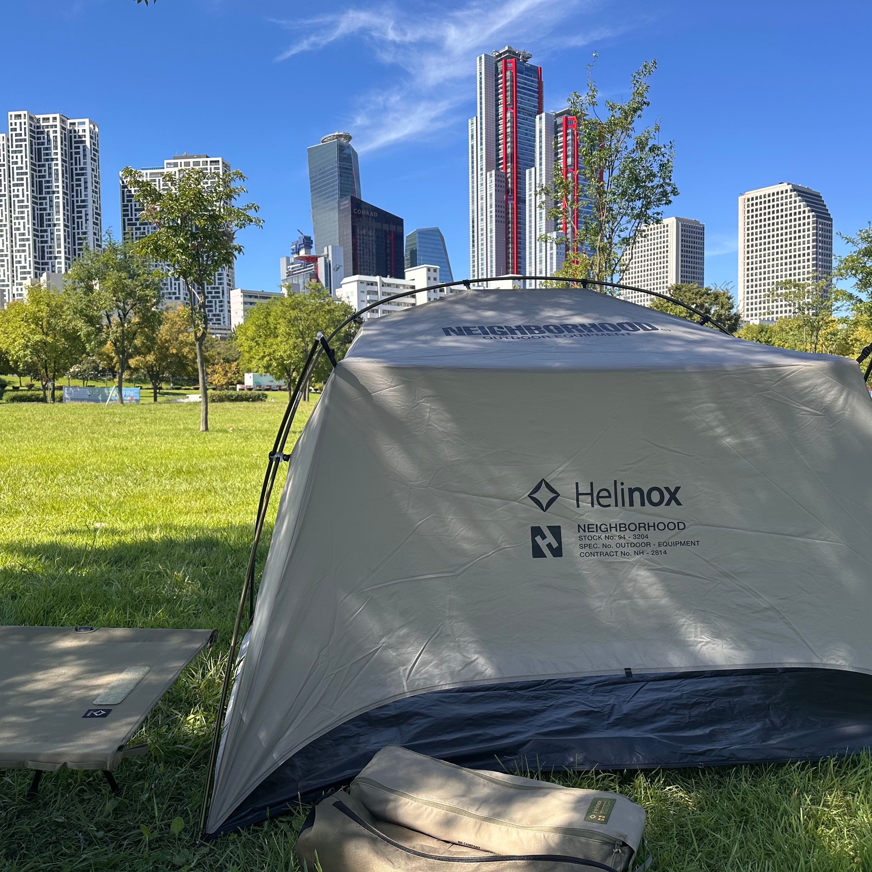 Helinox x Neighborhood Sunshade Olive Drab 착용 스타일 - 2
