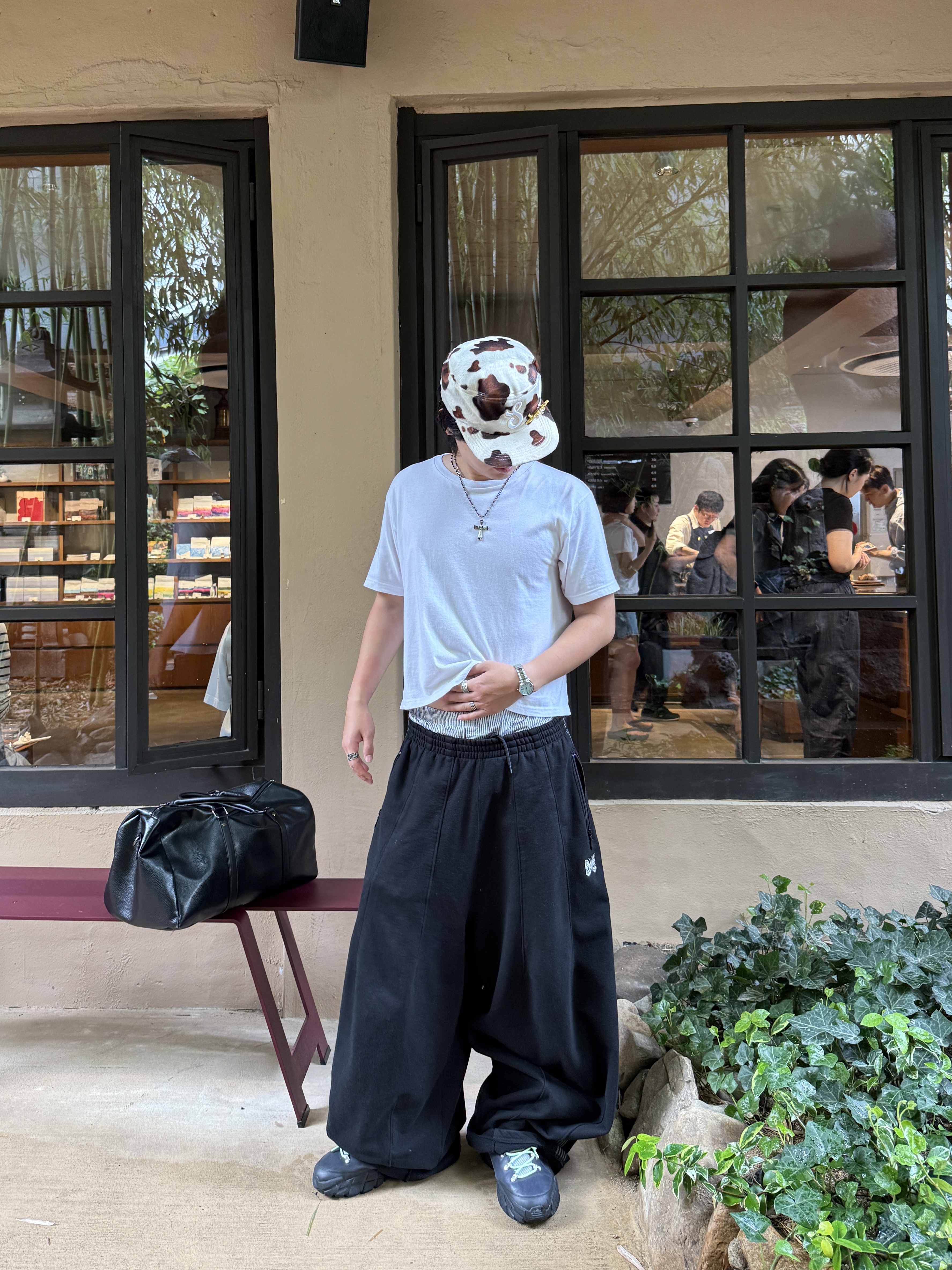 Needles H.D. Track Pants Poly Smooth Black White 착용 스타일 - 1