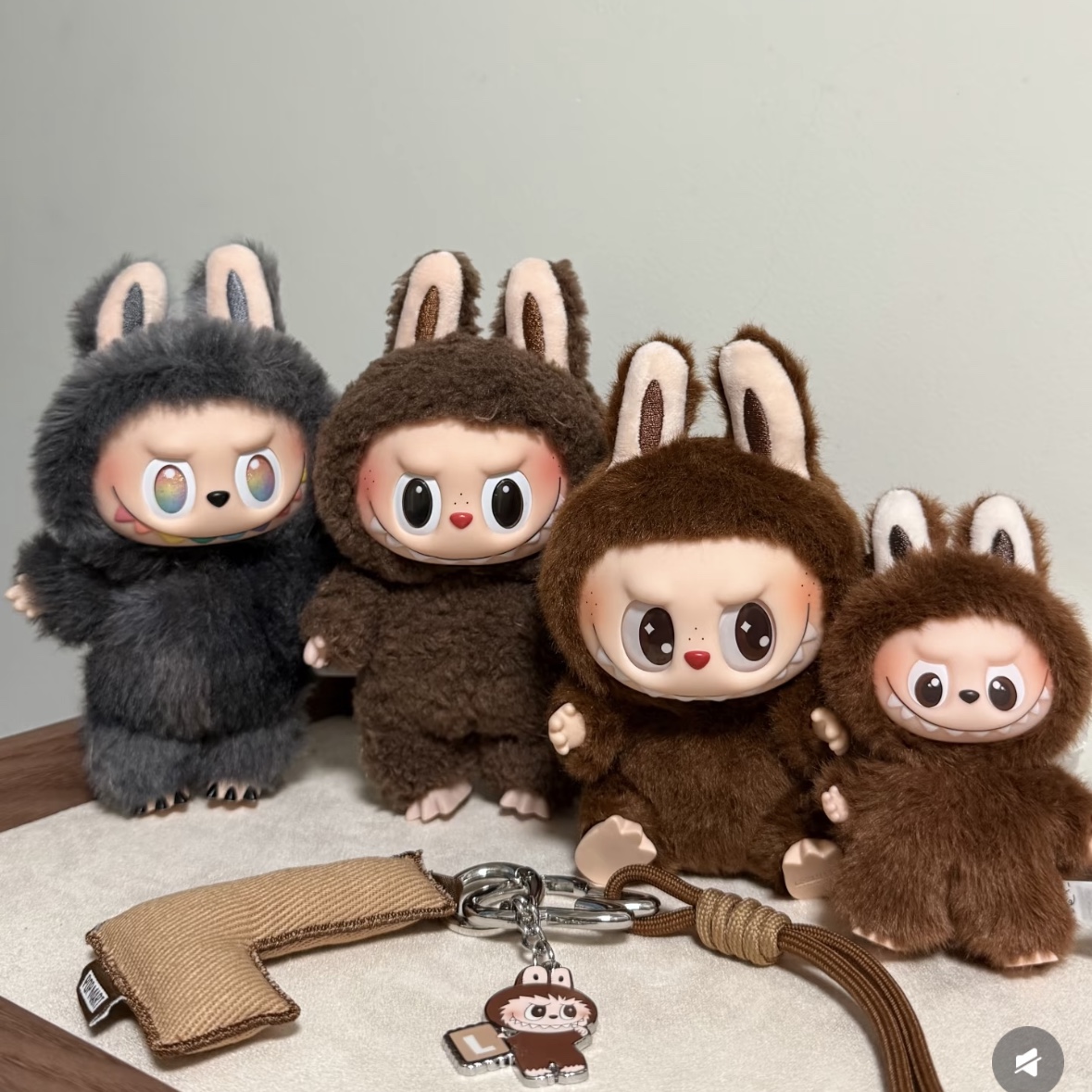 Pop Mart Labubu The Monsters Pin For Love Series Vinyl Plush Pendant (A-M) L (Opened Case), Pop Mart Labubu The Monsters Pin For Love Series - Letter Pendant (A-M) L (Opened Case) 착용 스타일