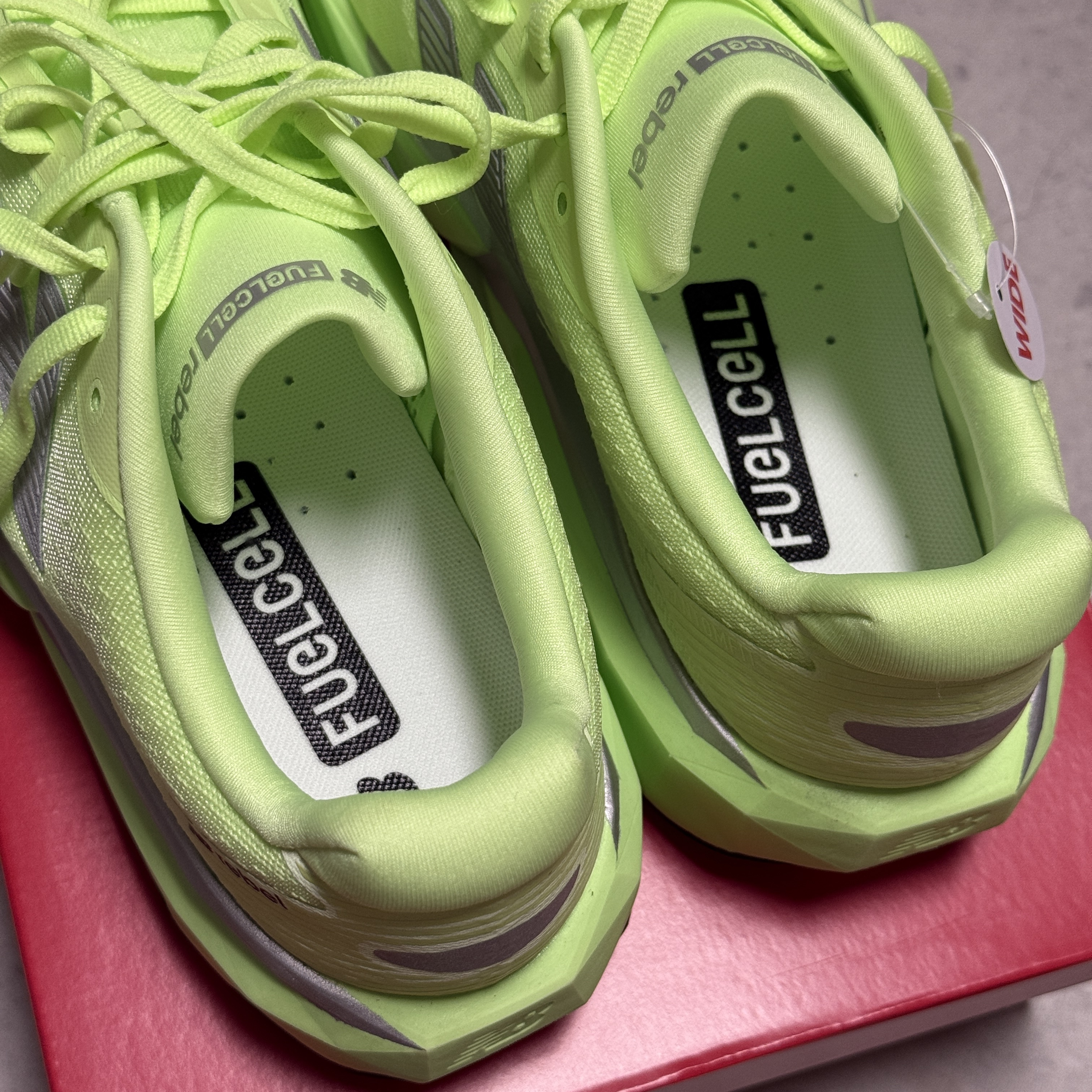 New Balance FuelCell Rebel v5 Lab Green Silver Metallic - 2E Wide 착용 스타일 - 3