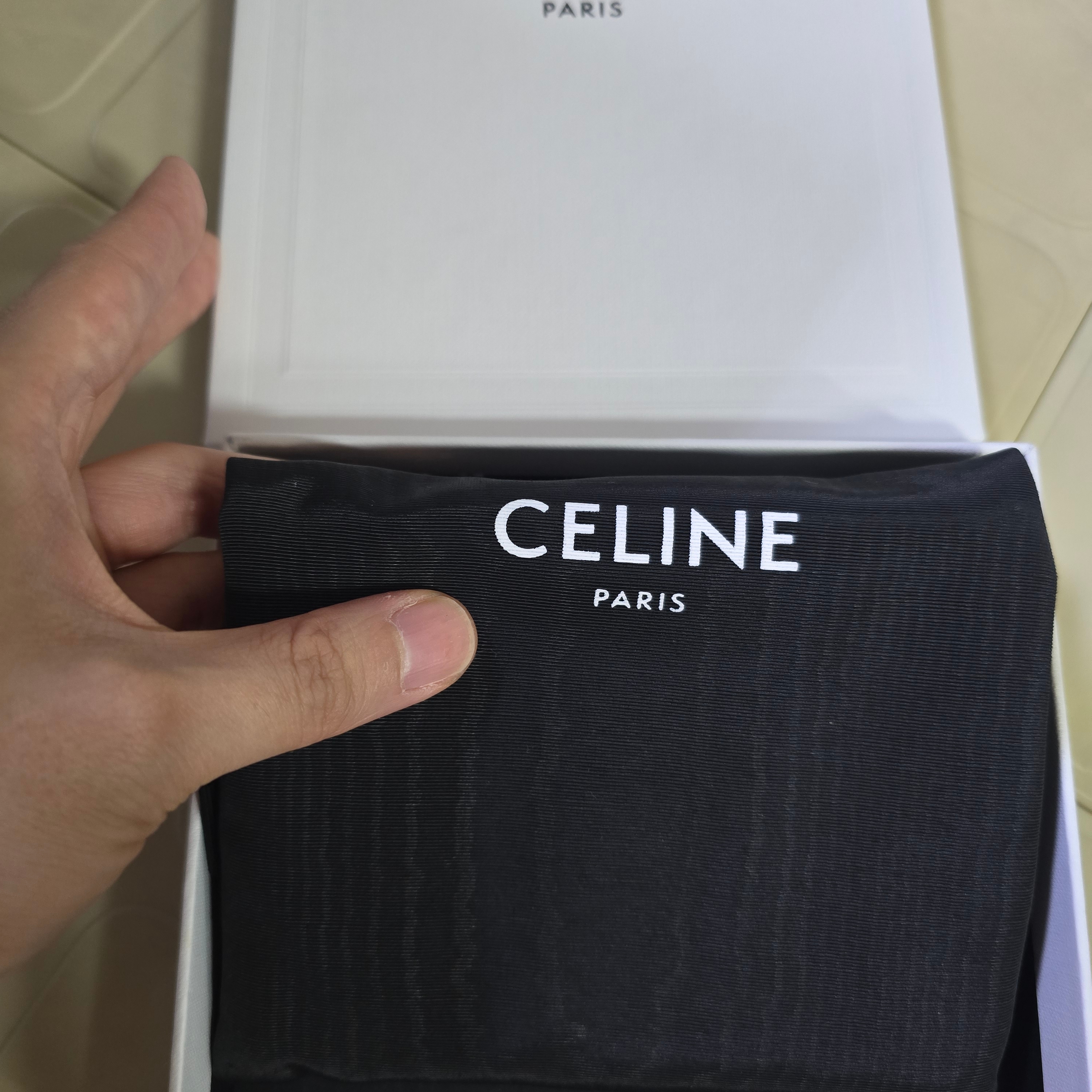 Celine Bi-Fold Wallet in Triomphe Canvas Black 착용 스타일 - 1