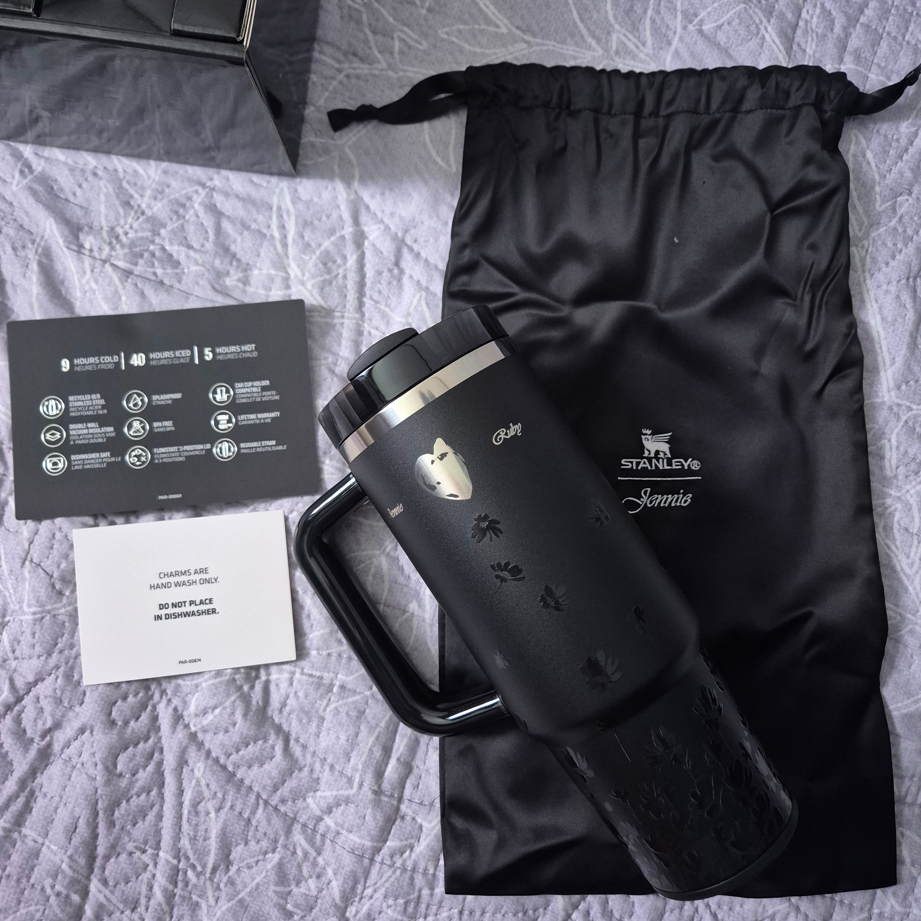 Stanley x Jennie 1913 Quencher Luxe Tumbler 887ml Midnight Ruby 착용 스타일 - 1