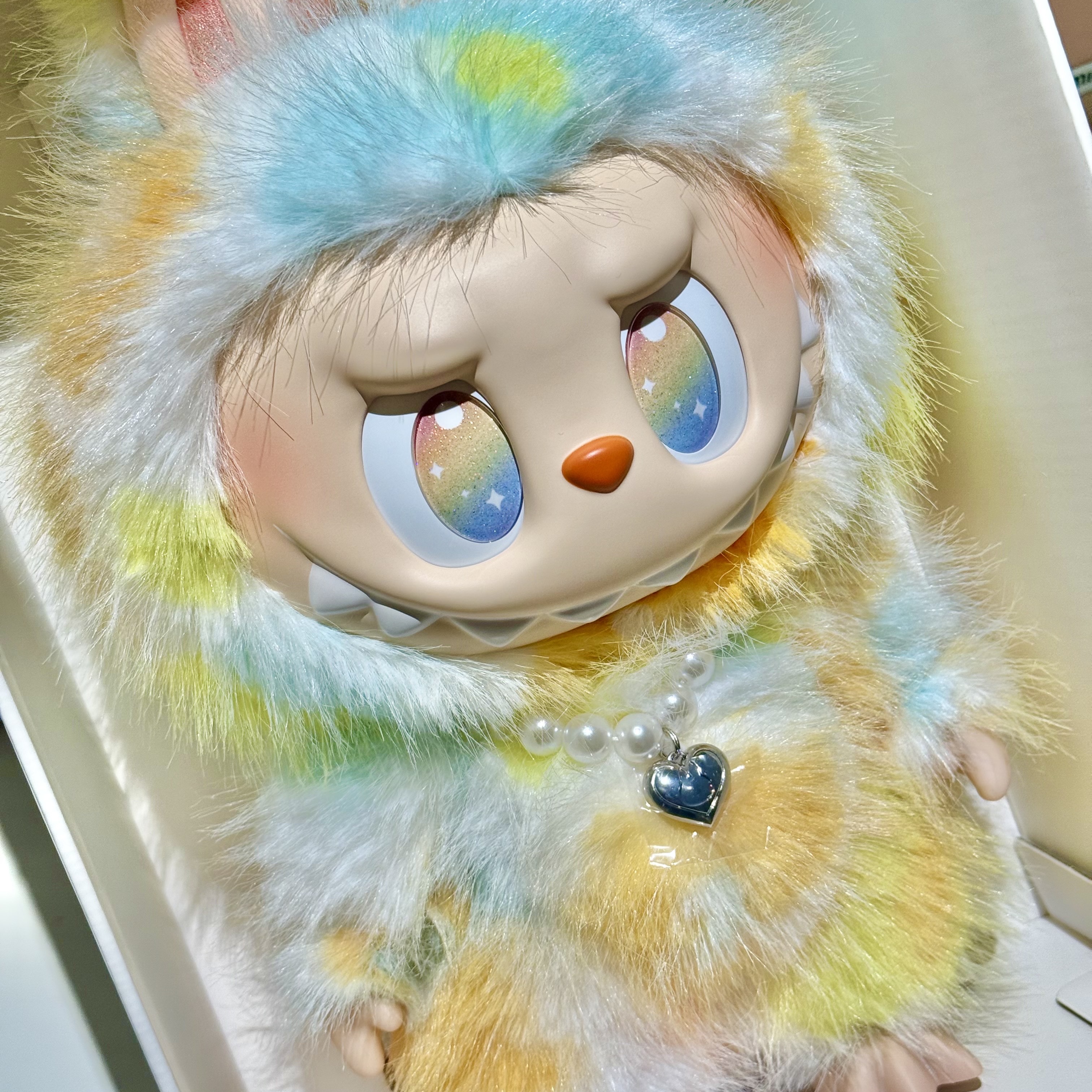 Pop Mart Labubu The Monsters Big Into Energy Series-Rock The Universe Vinyl Plush Doll 착용 스타일