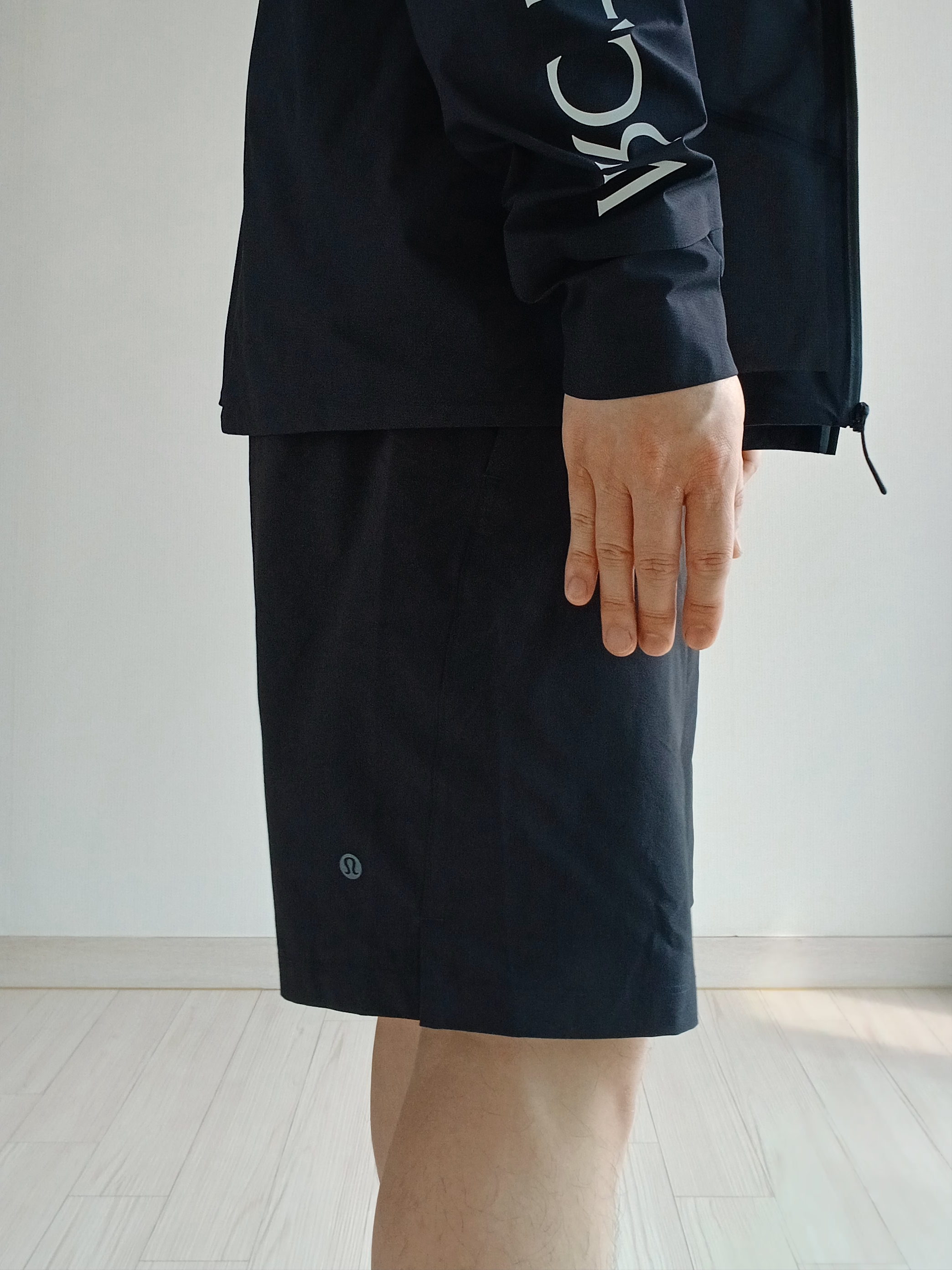 Arc'teryx Norvan Jacket Black, (W) Lululemon Soft Embroidered Baller Hat Black 착용 스타일 - 6