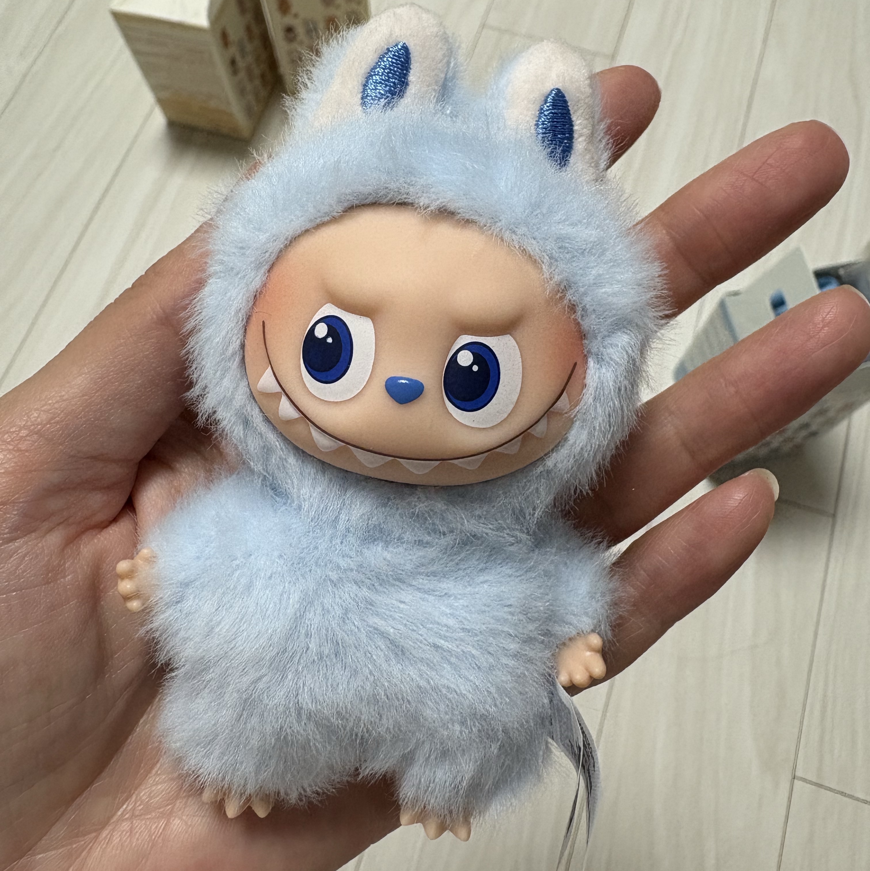 Pop Mart Labubu The Monsters Pin For Love Series Vinyl Plush Pendant (A-M) D (Opened Case) 착용 스타일