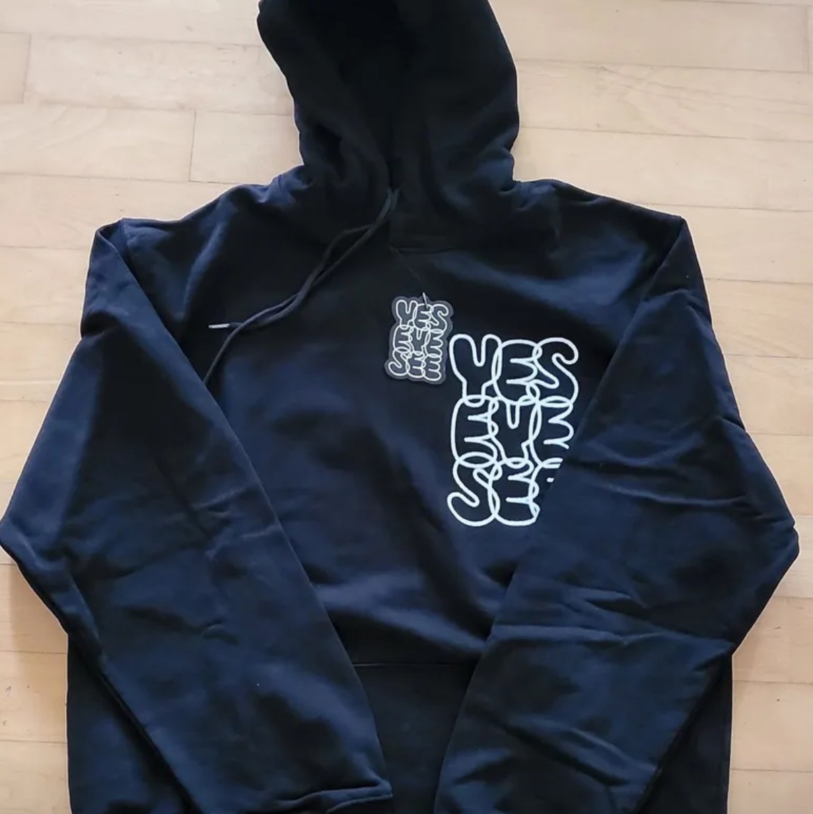 YESEYESEE C-Logo Hoodie Navy 착용 스타일