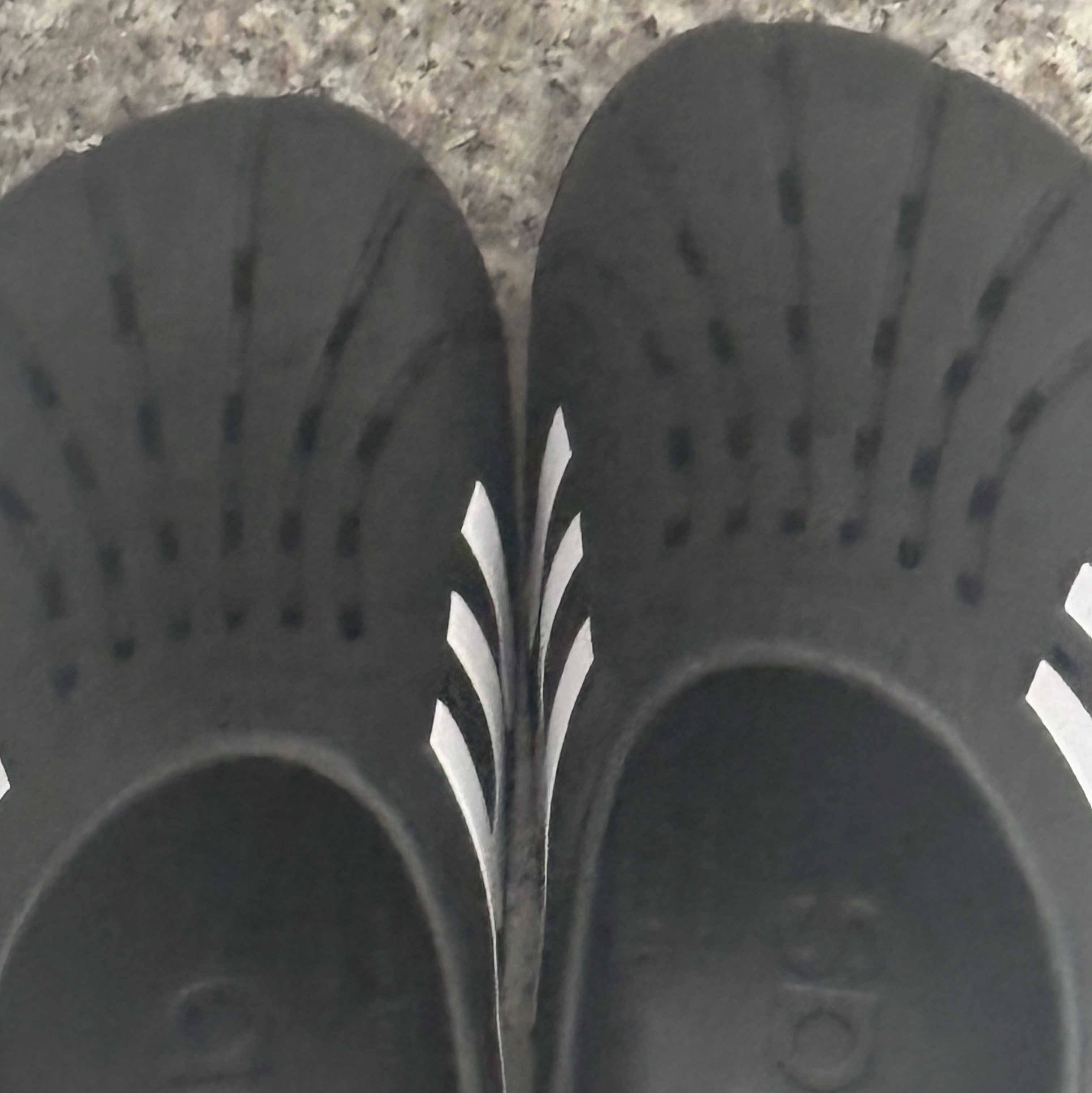 Adidas Adilette Clog Black White 착용 스타일