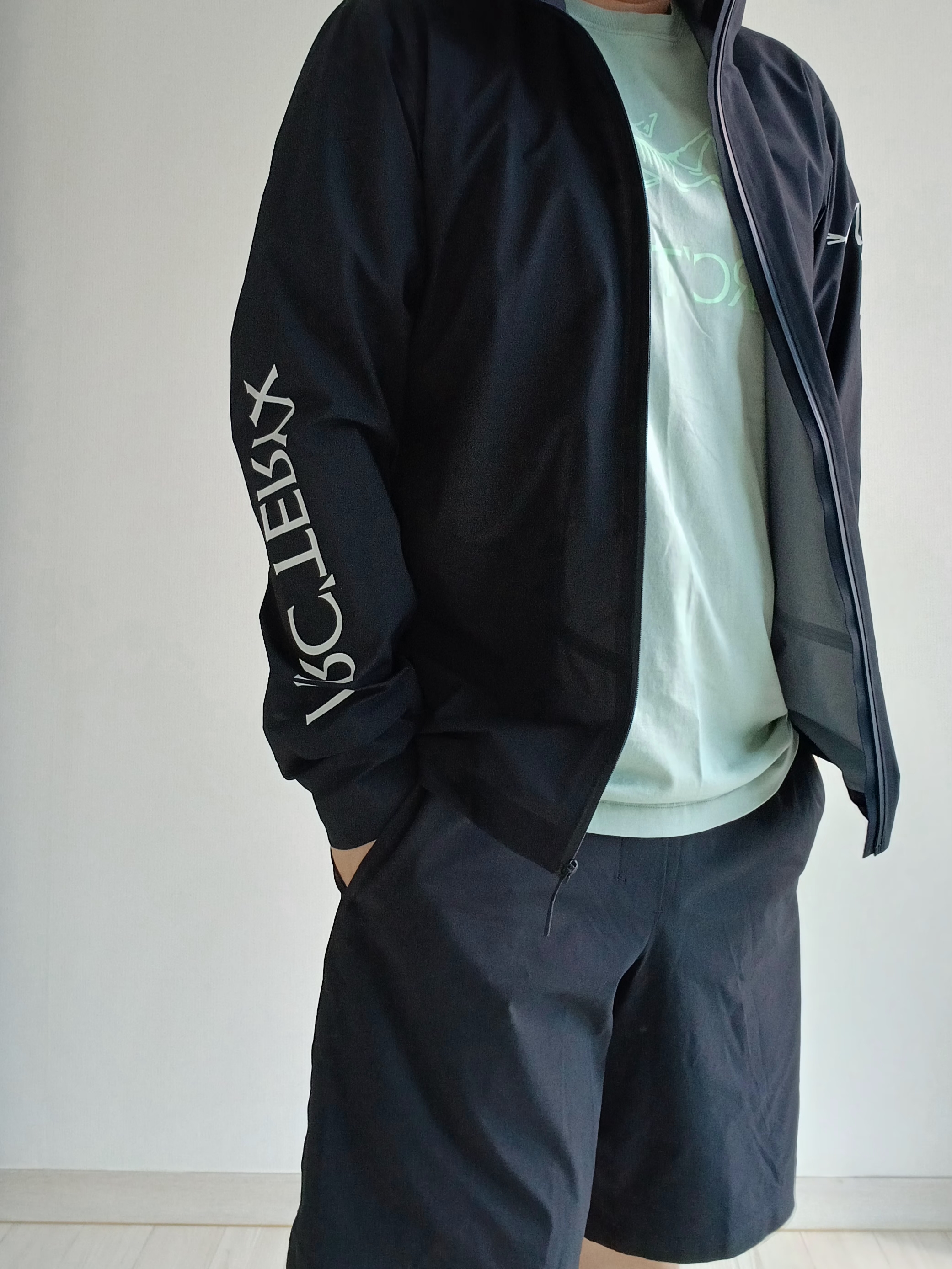 Arc'teryx Norvan Jacket Black, (W) Lululemon Soft Embroidered Baller Hat Black 착용 스타일 - 8