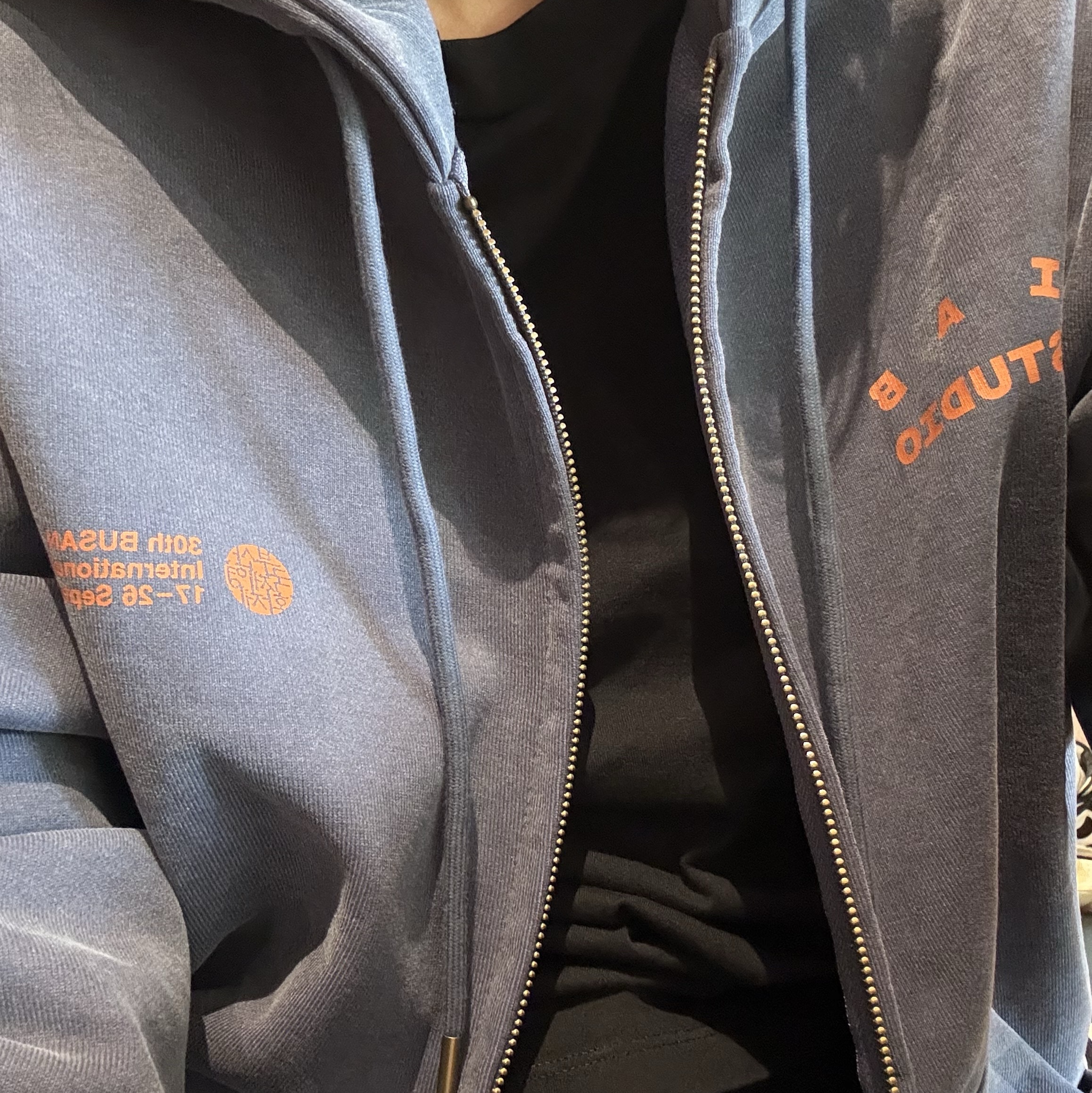 IAB Studio x p!tt Now Showing Zip-Up Hoodie Twilight Purple 착용 스타일