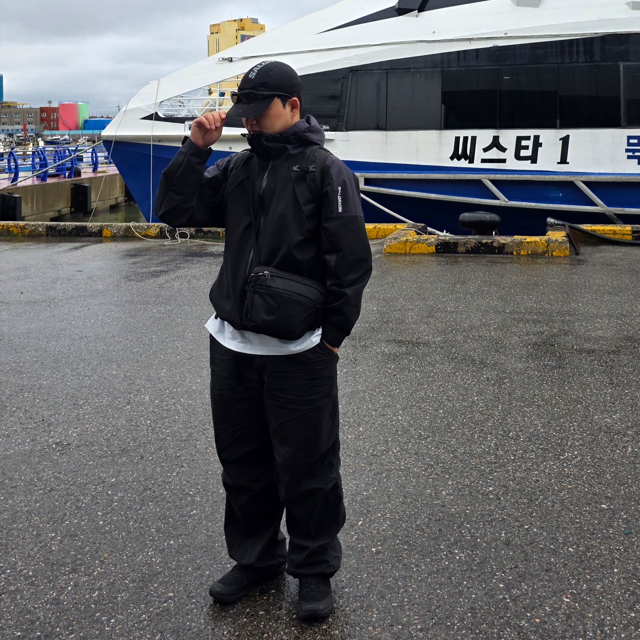 Salomon Slate GTX Windstopper Jacket Black, Arc'teryx Mantis 2 Waistpack Black II 착용 스타일