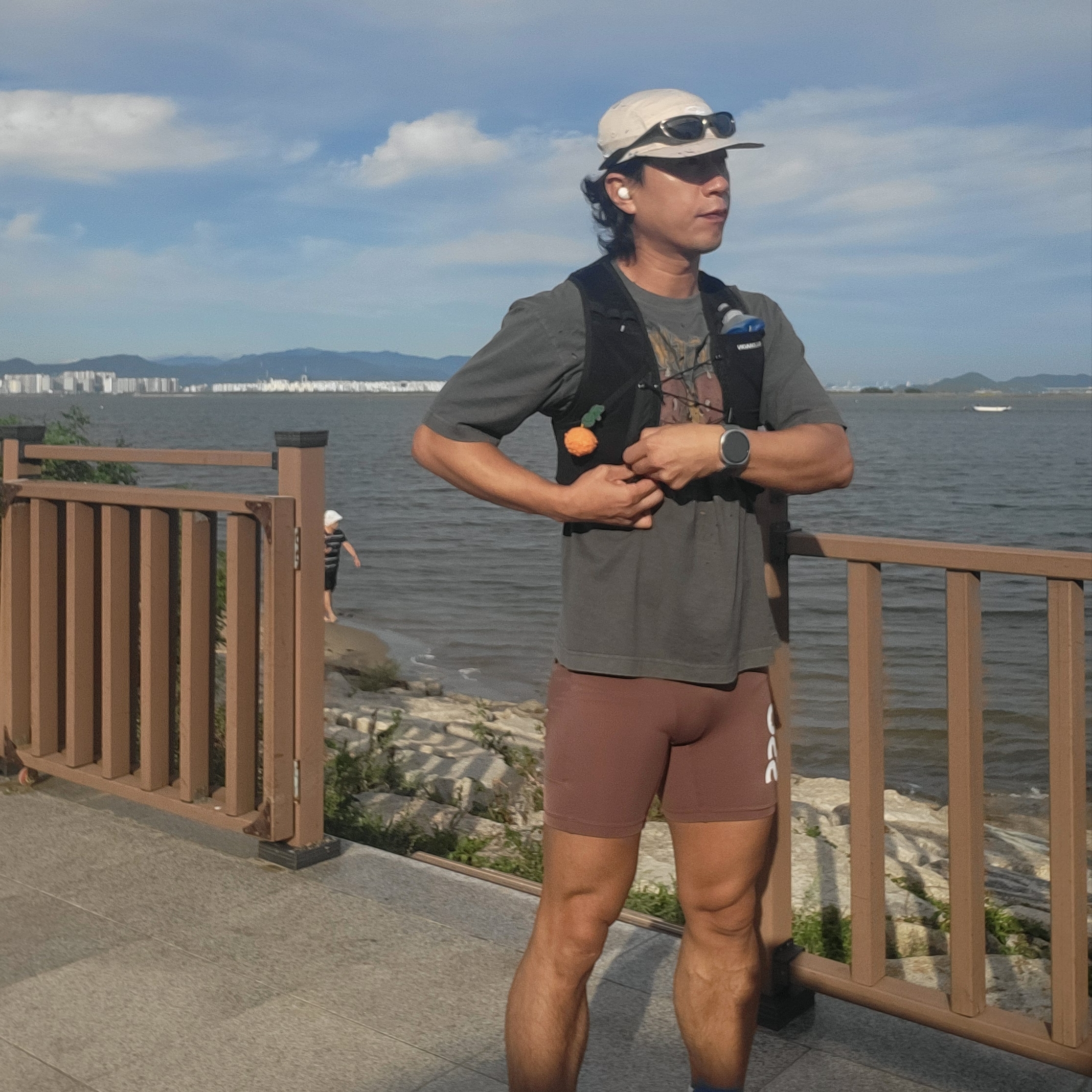 Salomon Active Skin 8 Set Black Metal, Adidas Adizero EVO SL Cloud White Core Black 착용 스타일 - 2