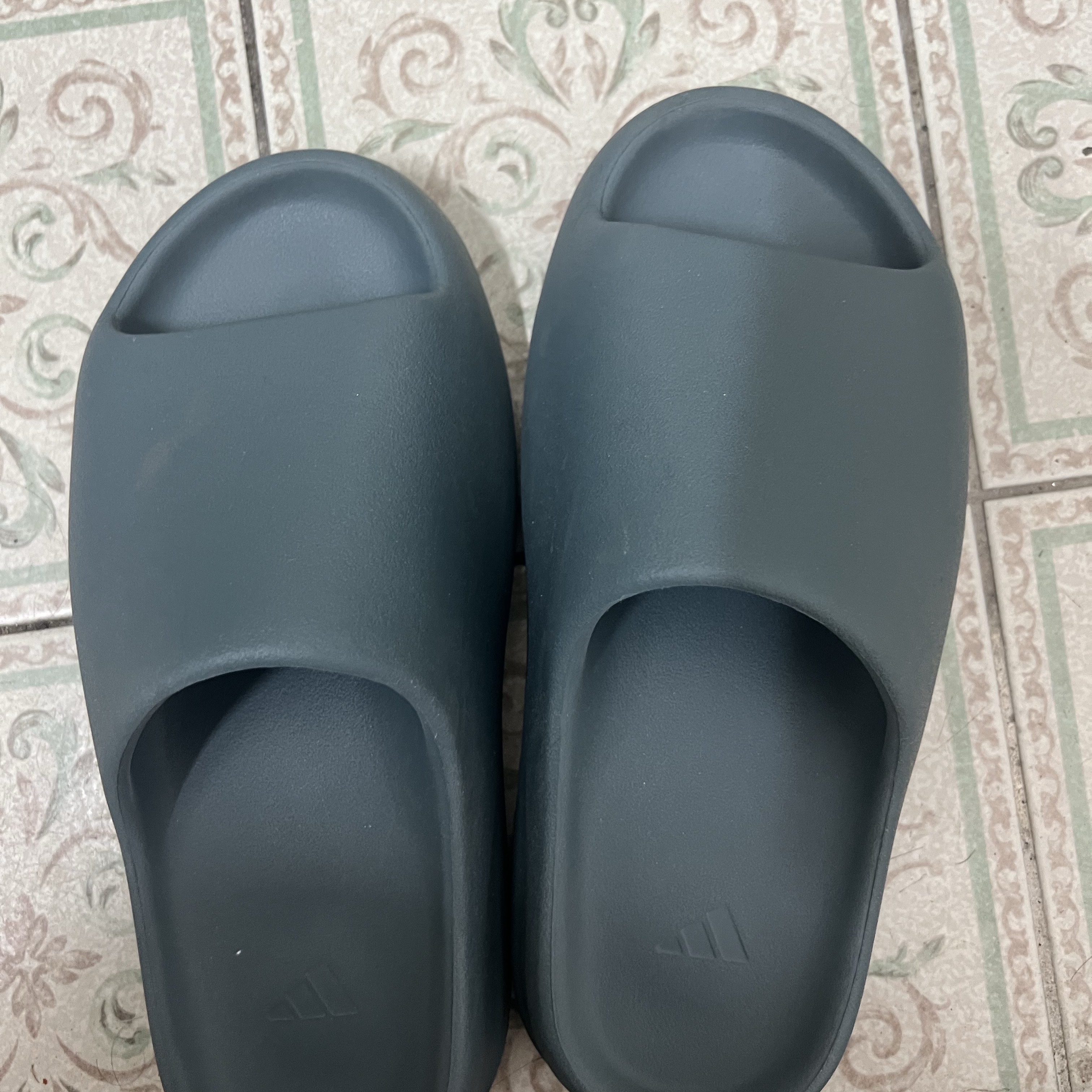 Adidas Yeezy Slide Slate Marine 착용 스타일 - 2