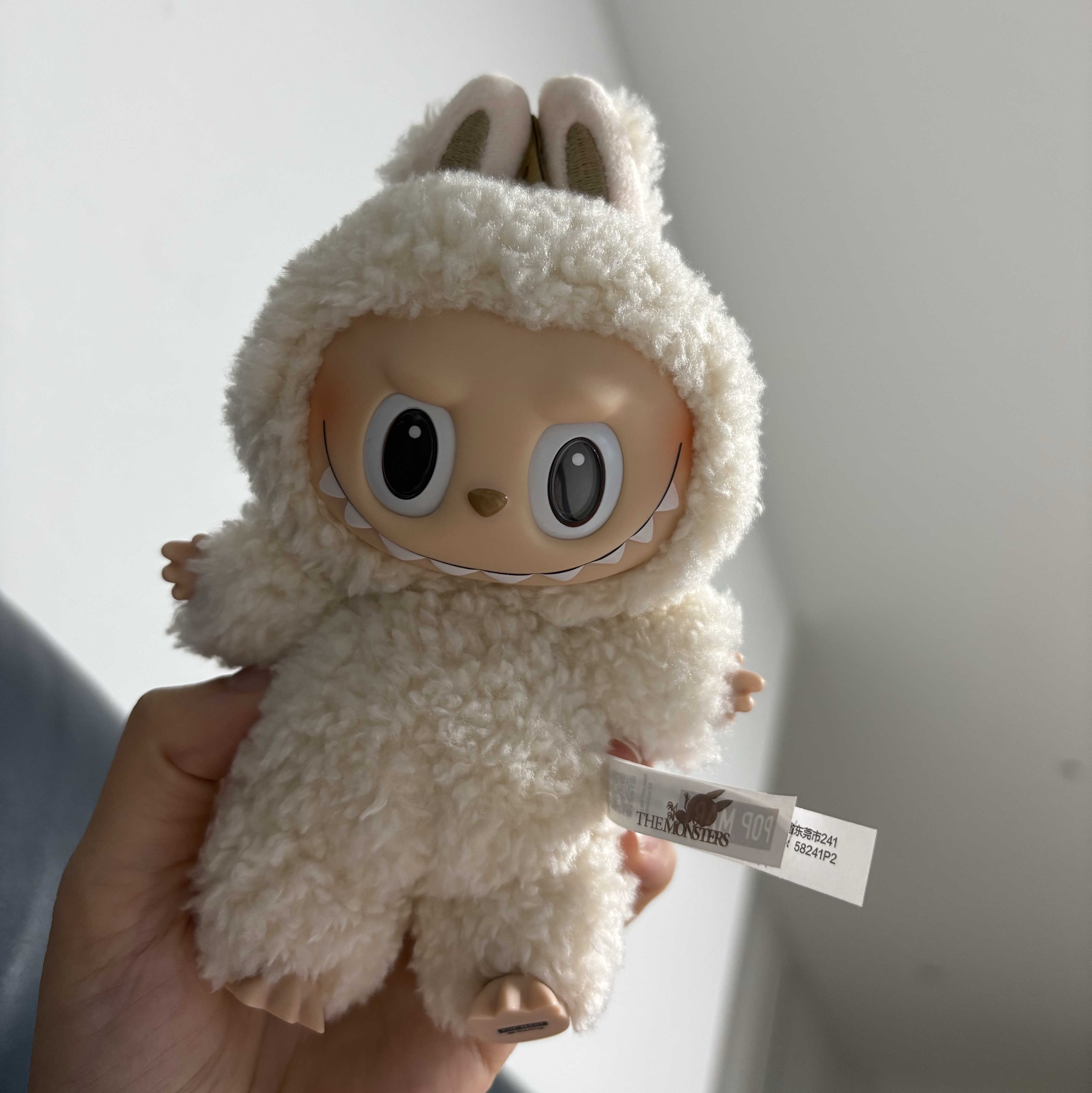 Pop Mart Labubu The Monsters Labubu Tasty Macarons Series Soymilk Keyring 착용 스타일