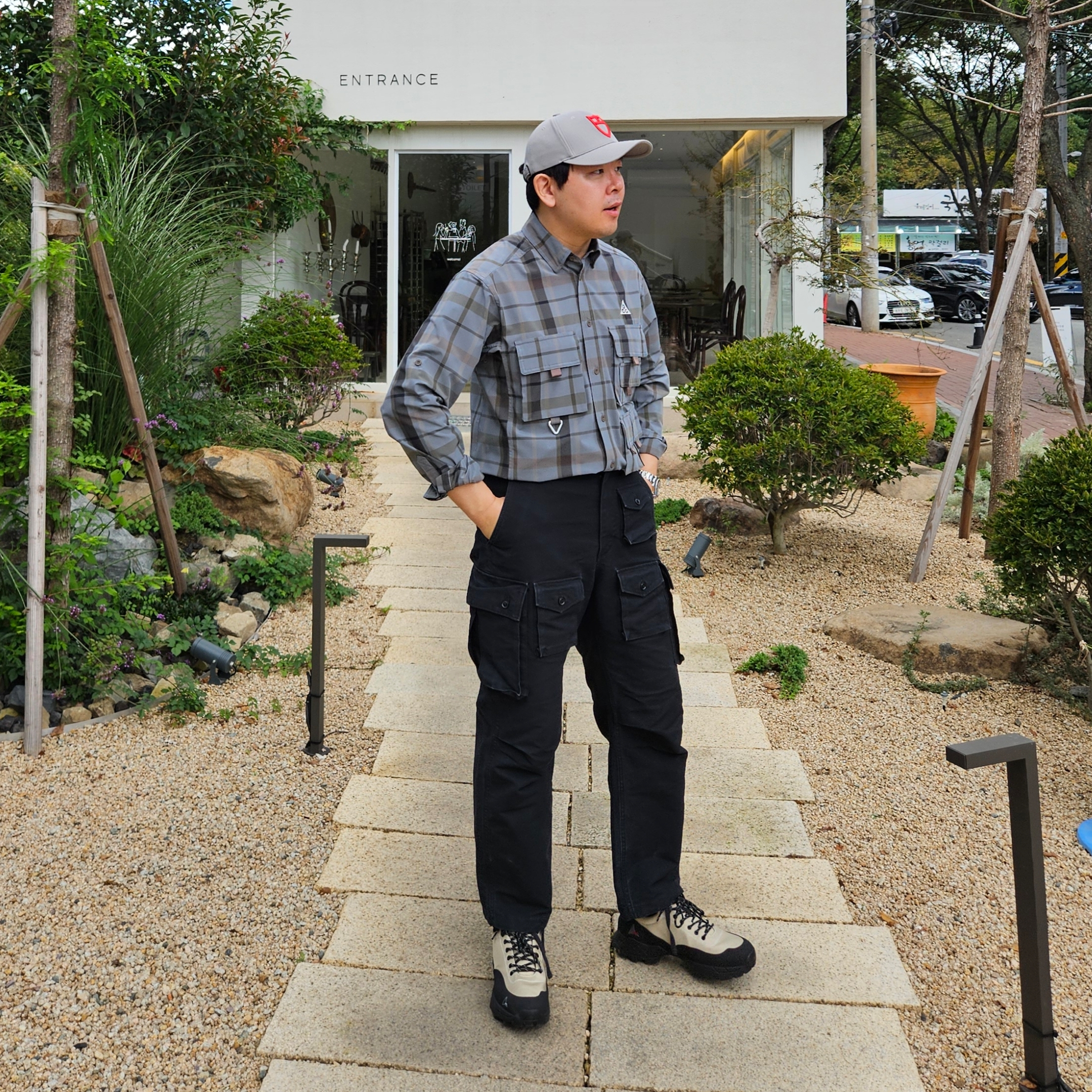 Roa Hiking Neal Sand, Engineered Garments Feather PC Twill FA Pants Dark Navy 착용 스타일 - 1