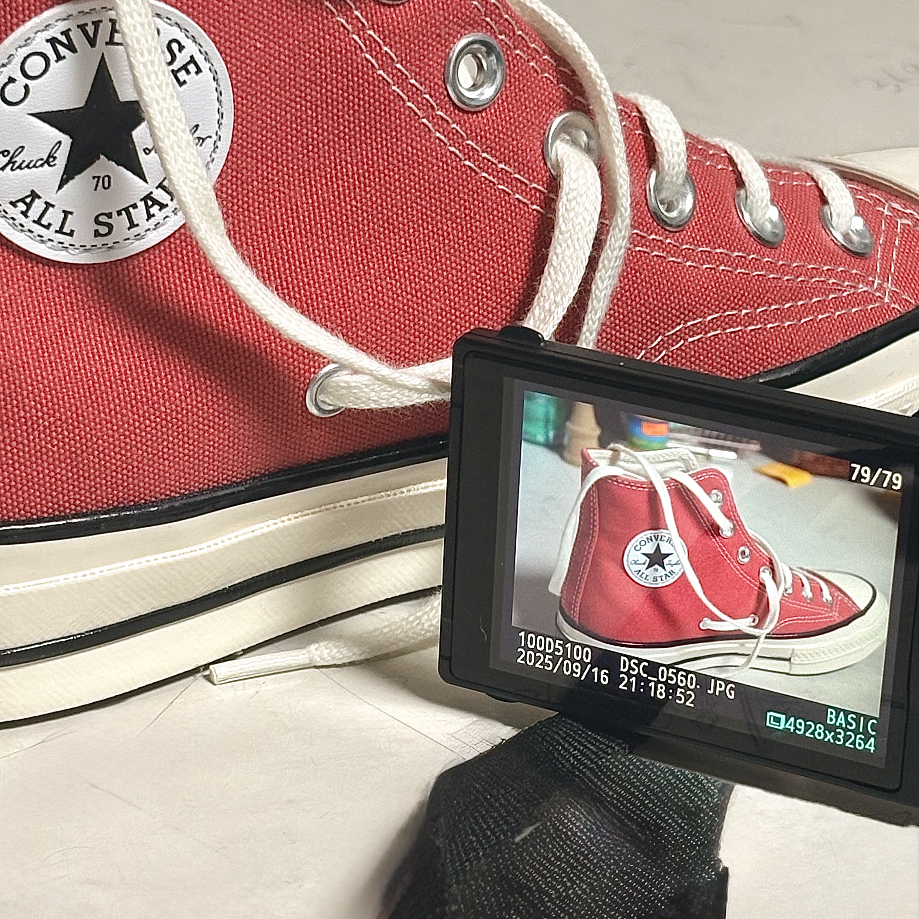 Converse Chuck 70 High Seasonal Color Rhubarb Pie, Stussy Wave Dye Beach Shell Jacket Navy 착용 스타일 - 2