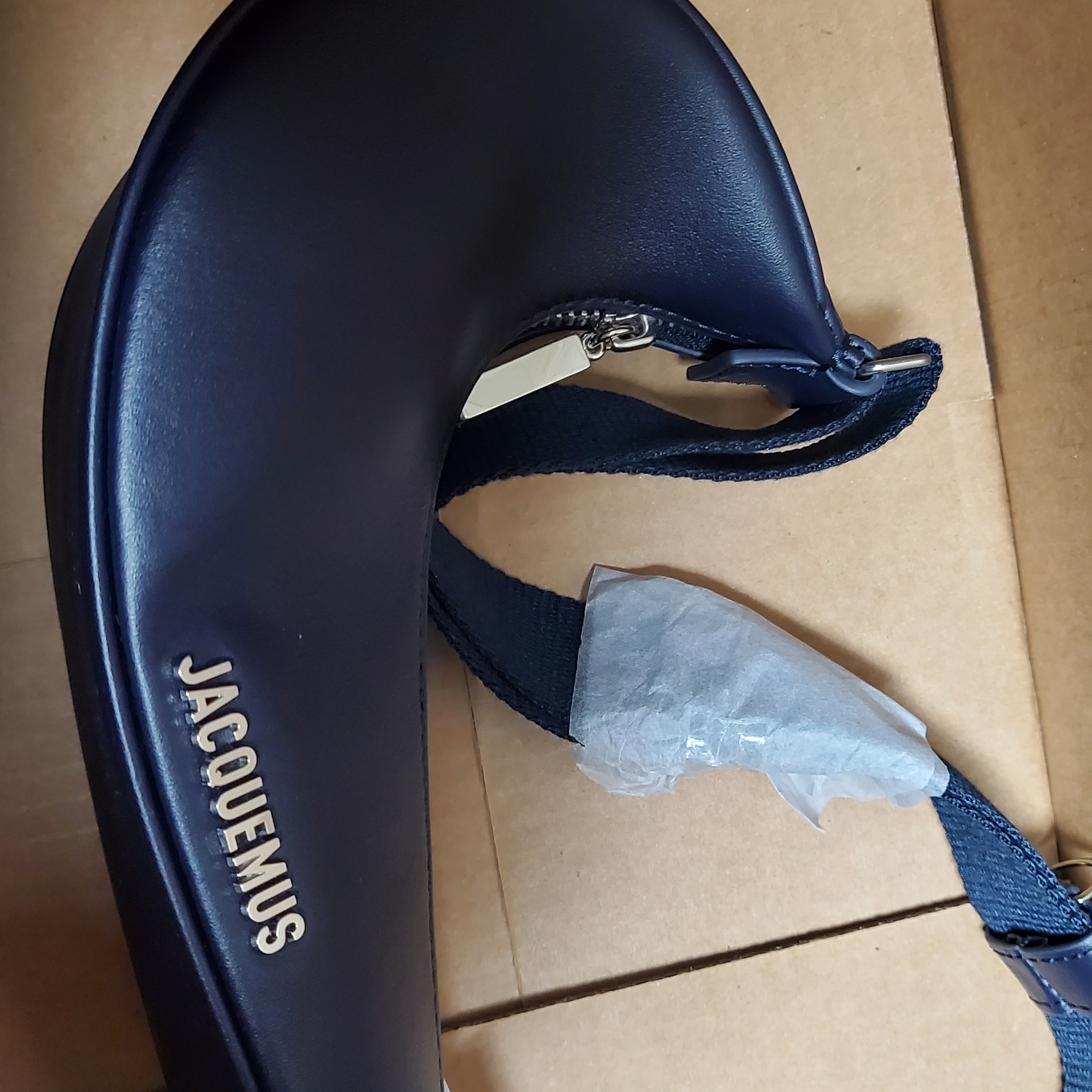 Jacquemus x Nike Le sac Small Swoosh Bag Dark Navy 착용 스타일 - 1