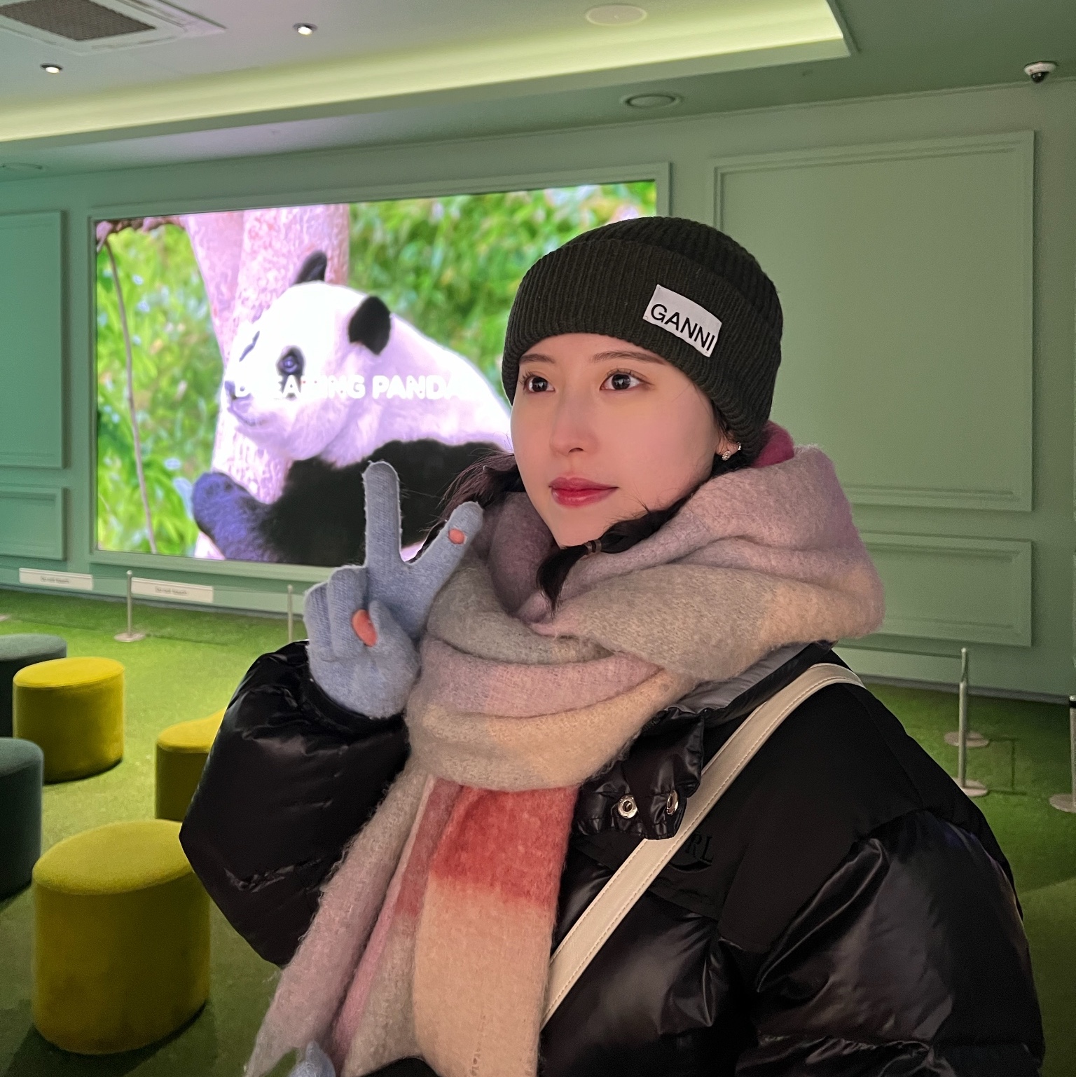 Ganni Oversized Wool Beanie Kalamata, Acne Studios Mohair Check Muffler Fuchsia Lilac Pink 착용 스타일