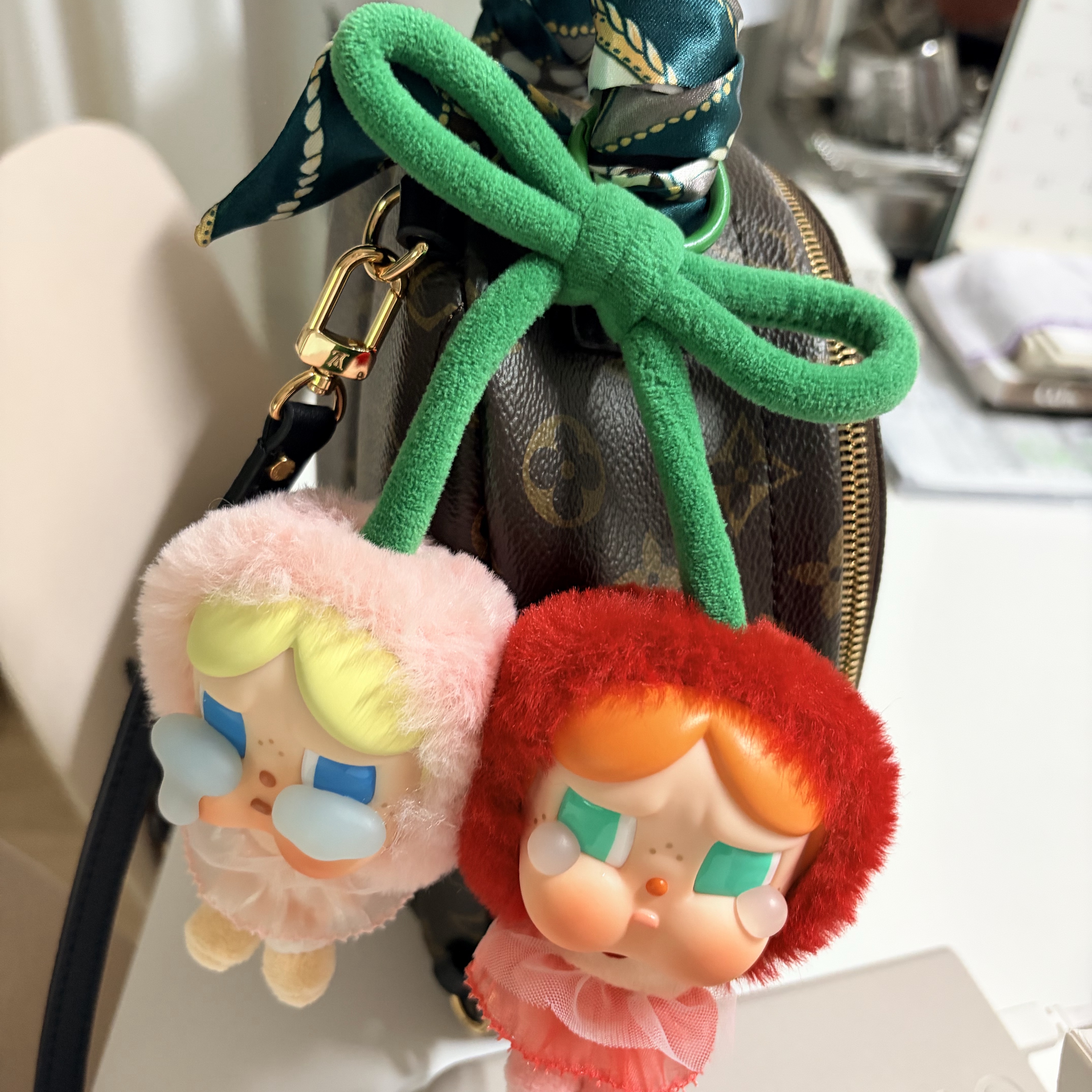 Pop Mart Crybaby Crying For Love Series Vinyl Plush 착용 스타일
