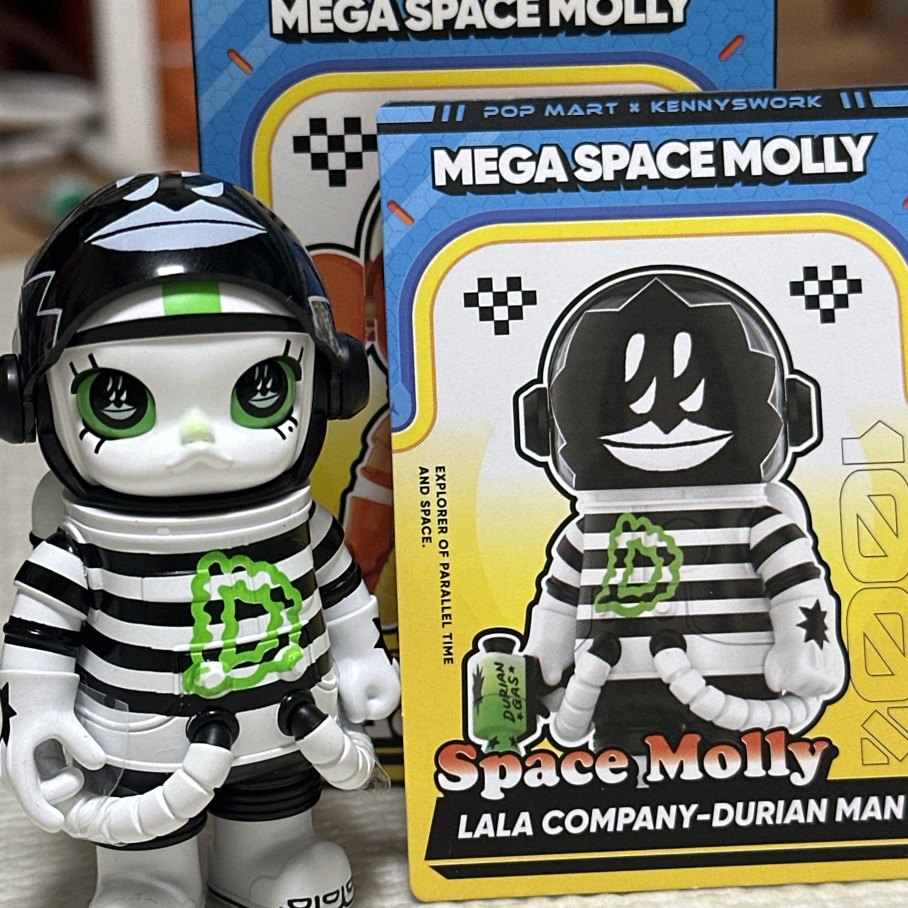 Pop Mart Mega Space Molly 100% Series4 Lalacompany - Durianman (Opened Case), Pop Mart Mega Space Molly Series 3 Tetris (Opened Case) 착용 스타일 - 1