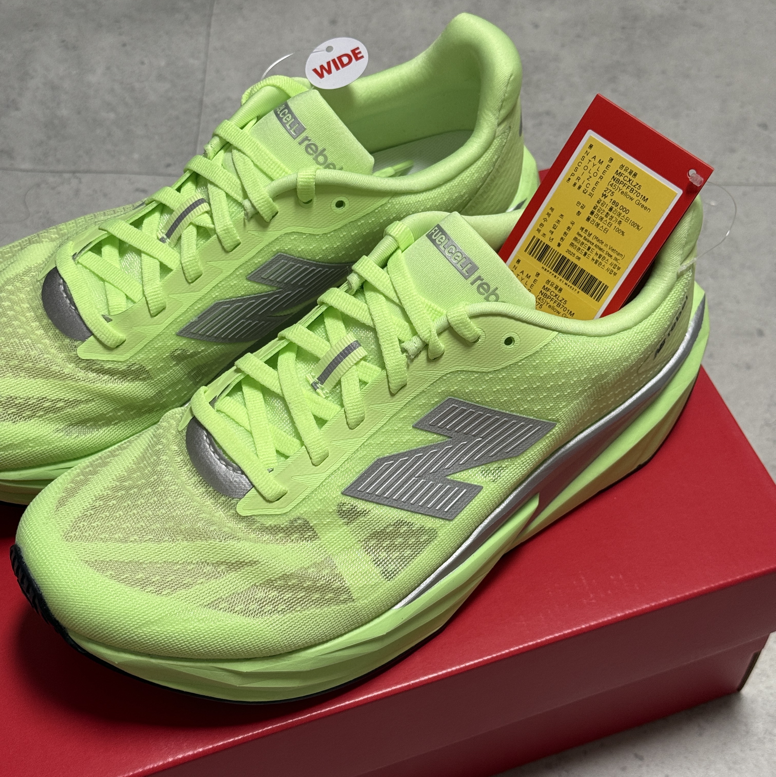 New Balance FuelCell Rebel v5 Lab Green Silver Metallic - 2E Wide 착용 스타일 - 1