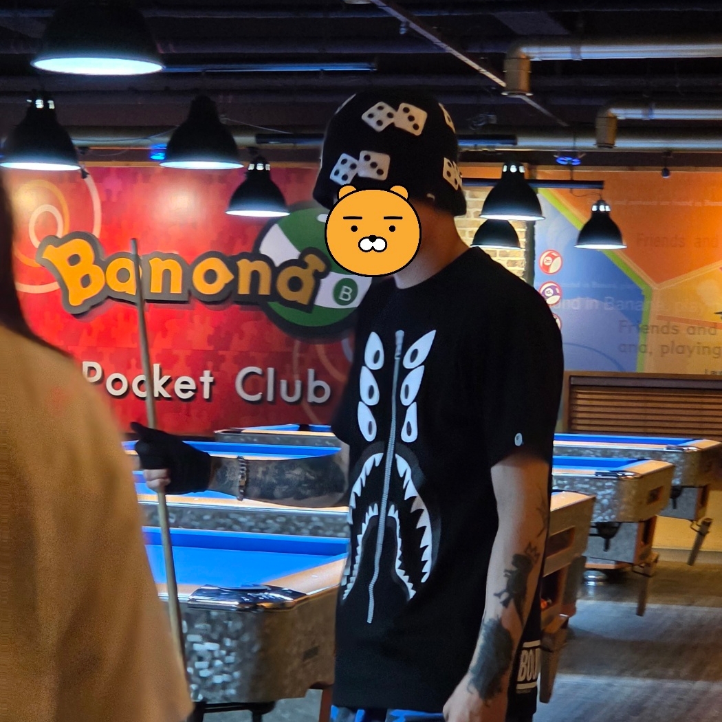 Stussy Dice Knit Bucket Hat Black, BAPE x Bounty Hunter Mad Shark T-Shirt Black 착용 스타일 - 2