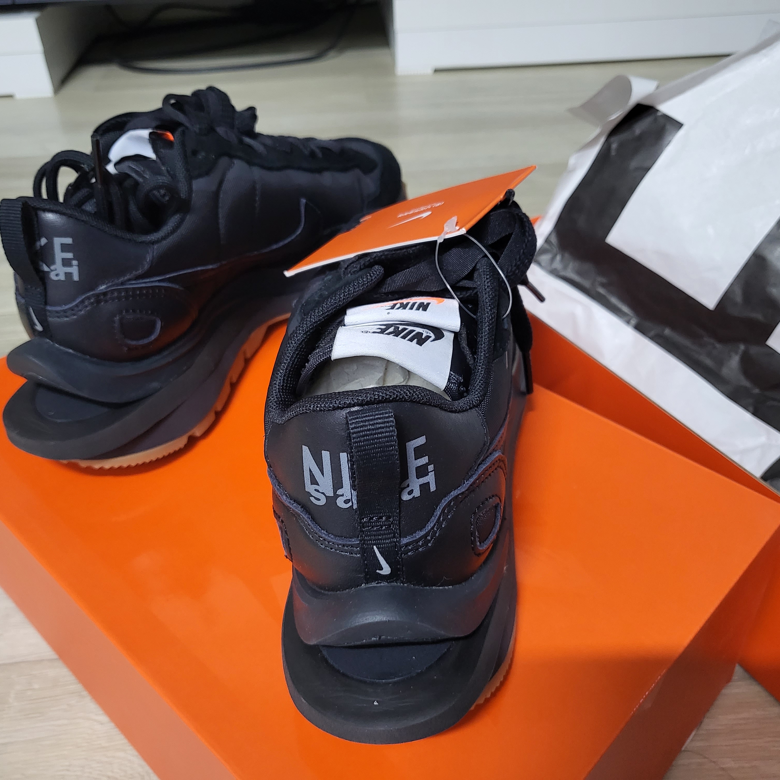Nike x Sacai VaporWaffle Black White 착용 스타일 - 3