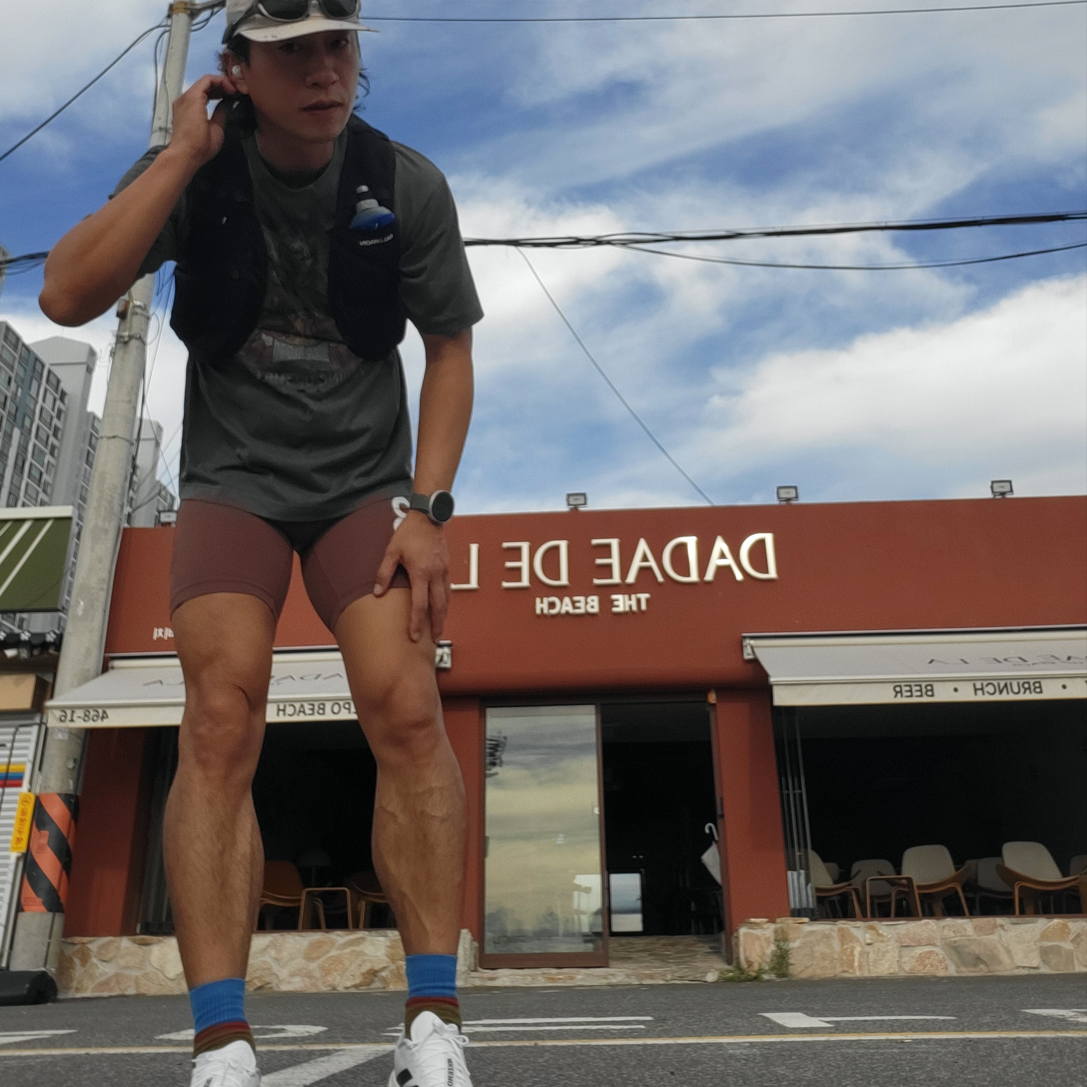 Salomon Active Skin 8 Set Black Metal, Adidas Adizero EVO SL Cloud White Core Black 착용 스타일 - 7