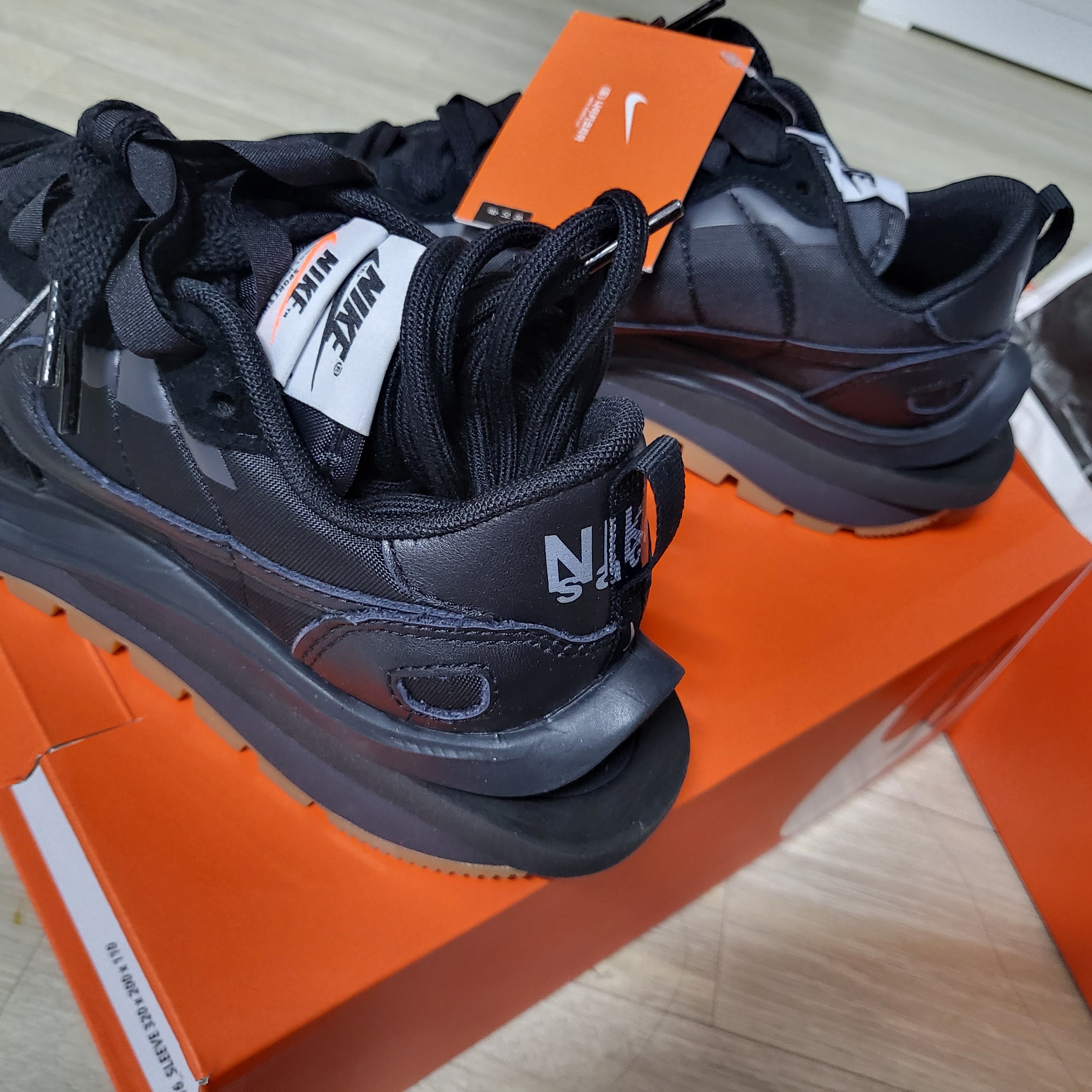 Nike x Sacai VaporWaffle Black White 착용 스타일 - 4