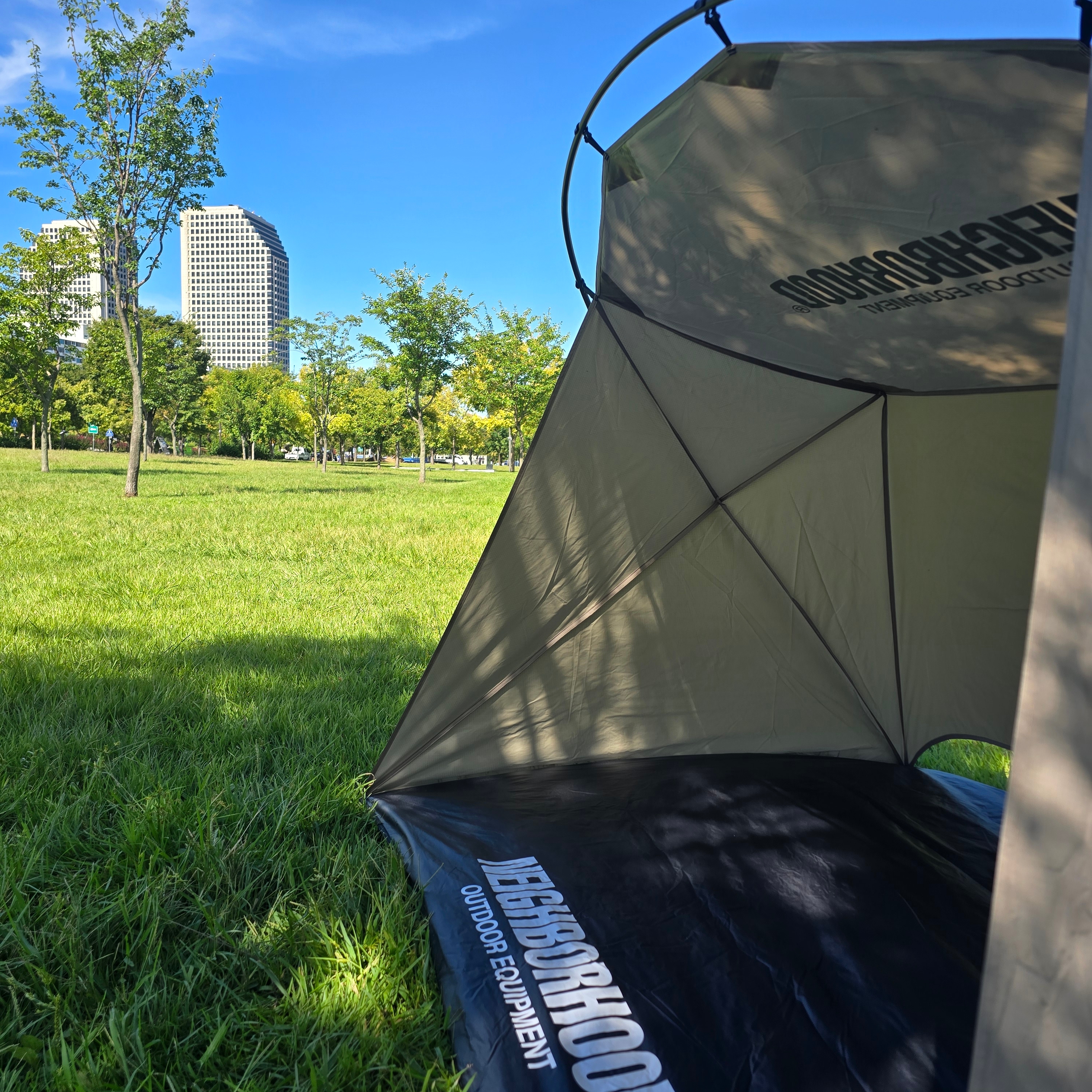 Helinox x Neighborhood Sunshade Olive Drab 착용 스타일 - 3