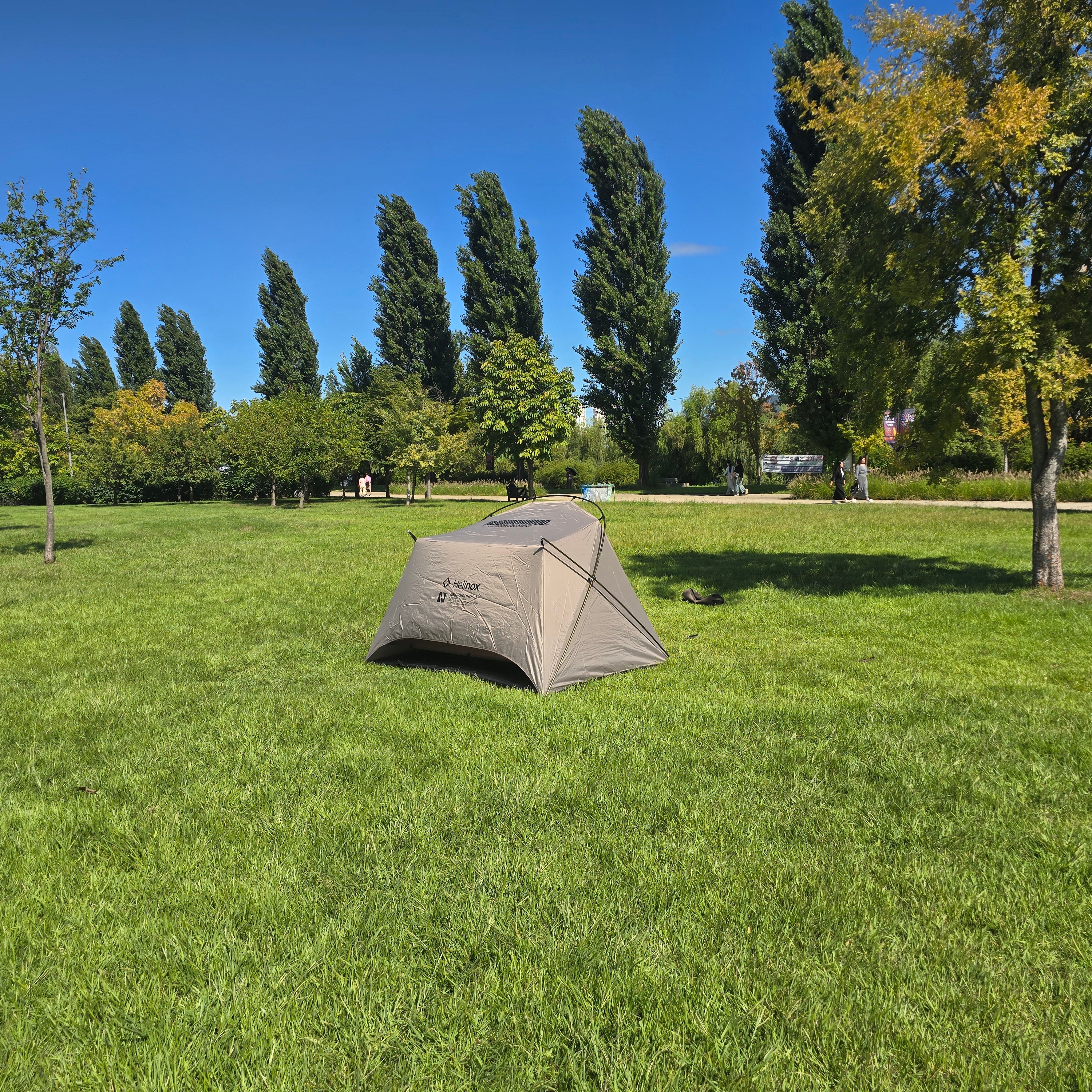 Helinox x Neighborhood Sunshade Olive Drab 착용 스타일 - 5