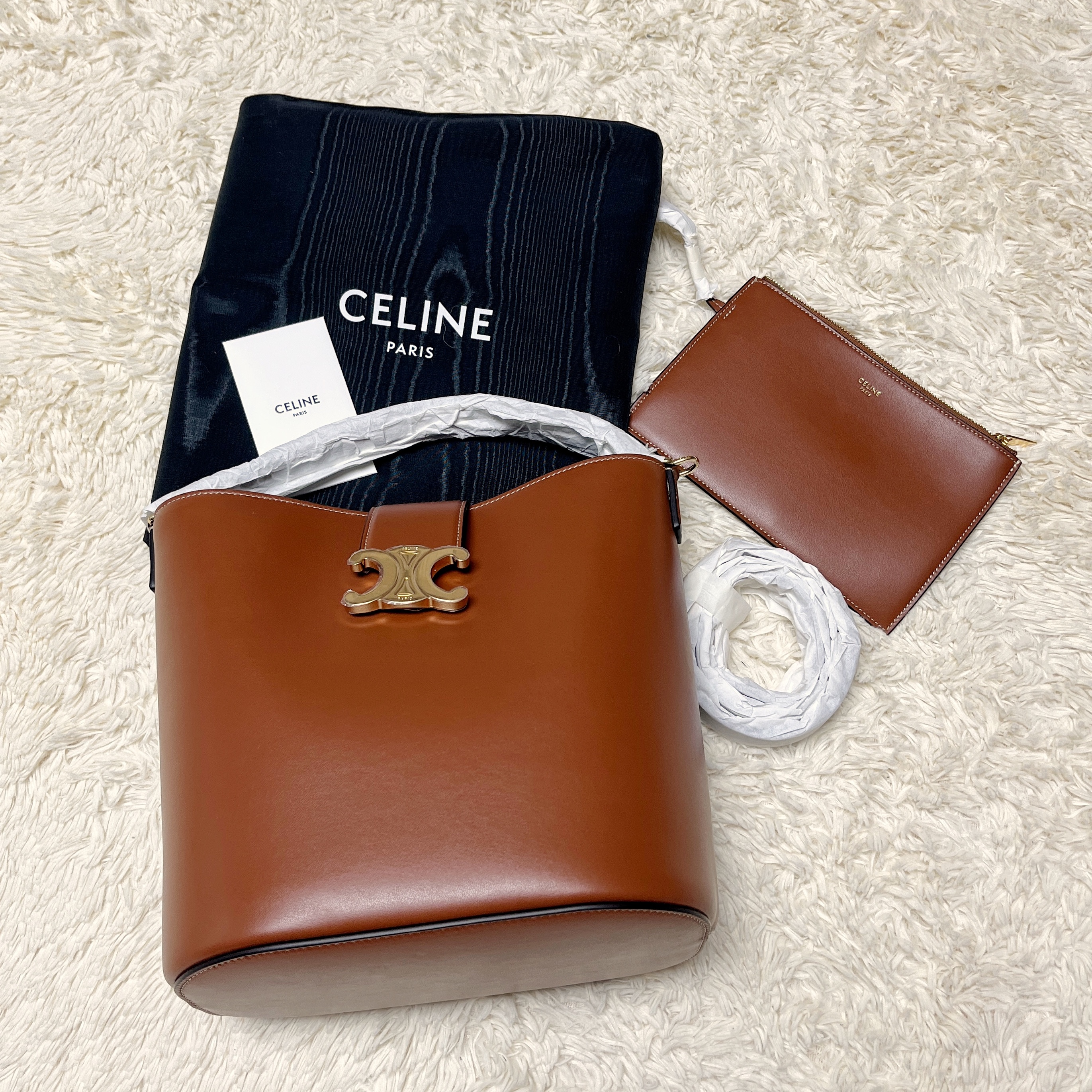 Celine Medium Louise Bag in Smooth Calfskin Tan 착용 스타일
