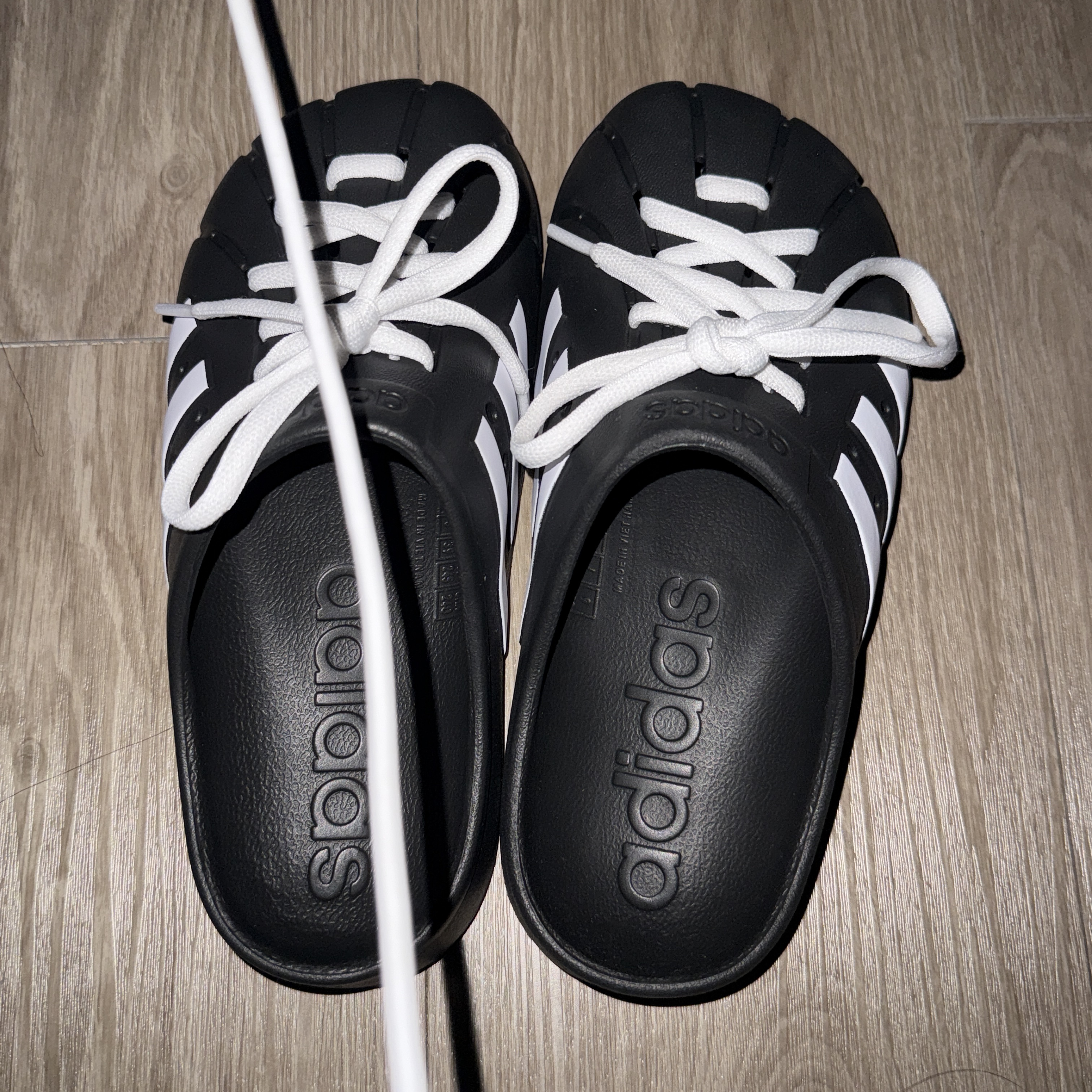 Adidas Adilette Clog Black White 착용 스타일
