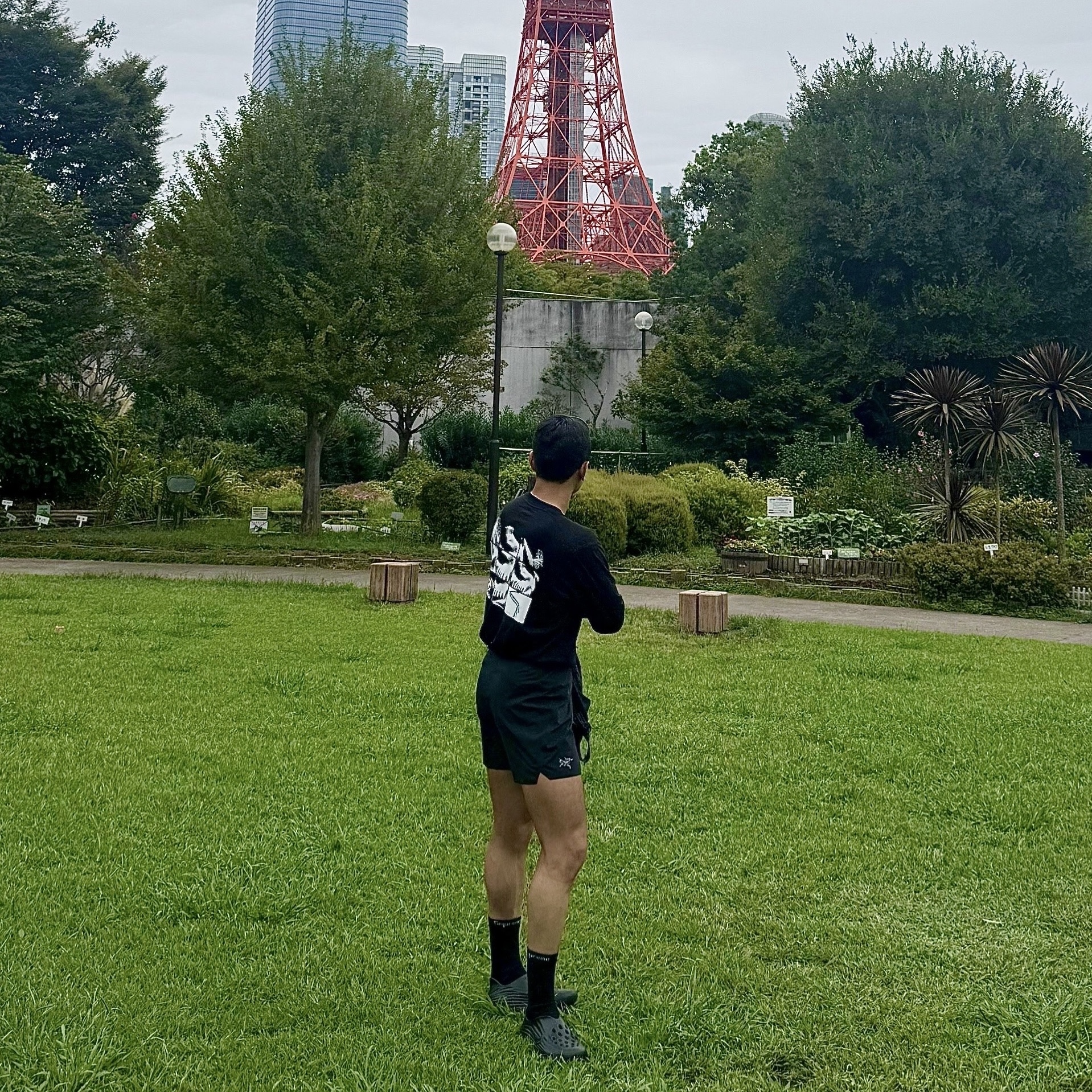 Arc'teryx Kragg SL Cotton Bird Tile LS Shirt Black Arctic Silk, Arc'teryx Norvan Shorts 5 Inch Black 착용 스타일 - 1