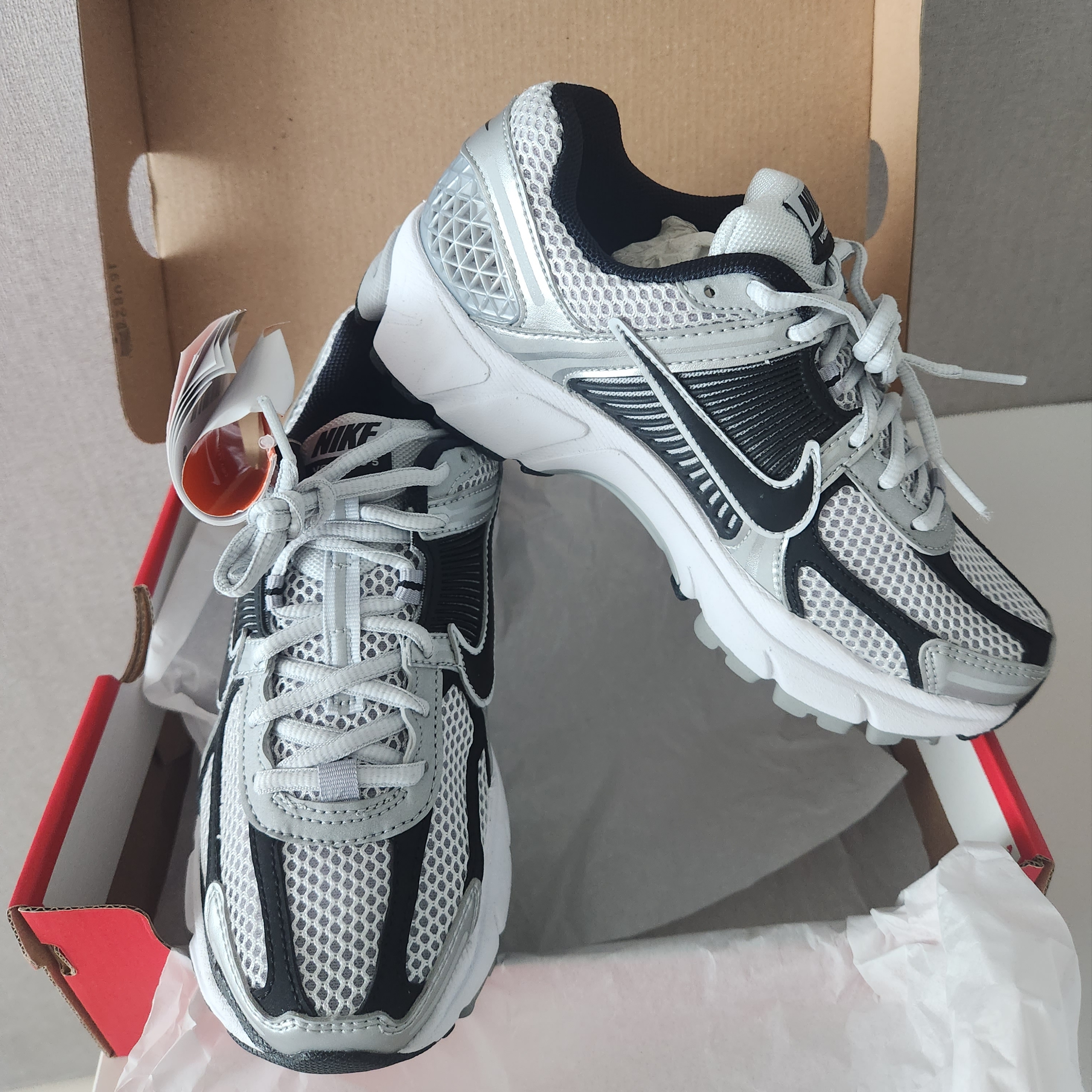 Nike Zoom Vomero 5 Metallic Silver Black 착용 스타일