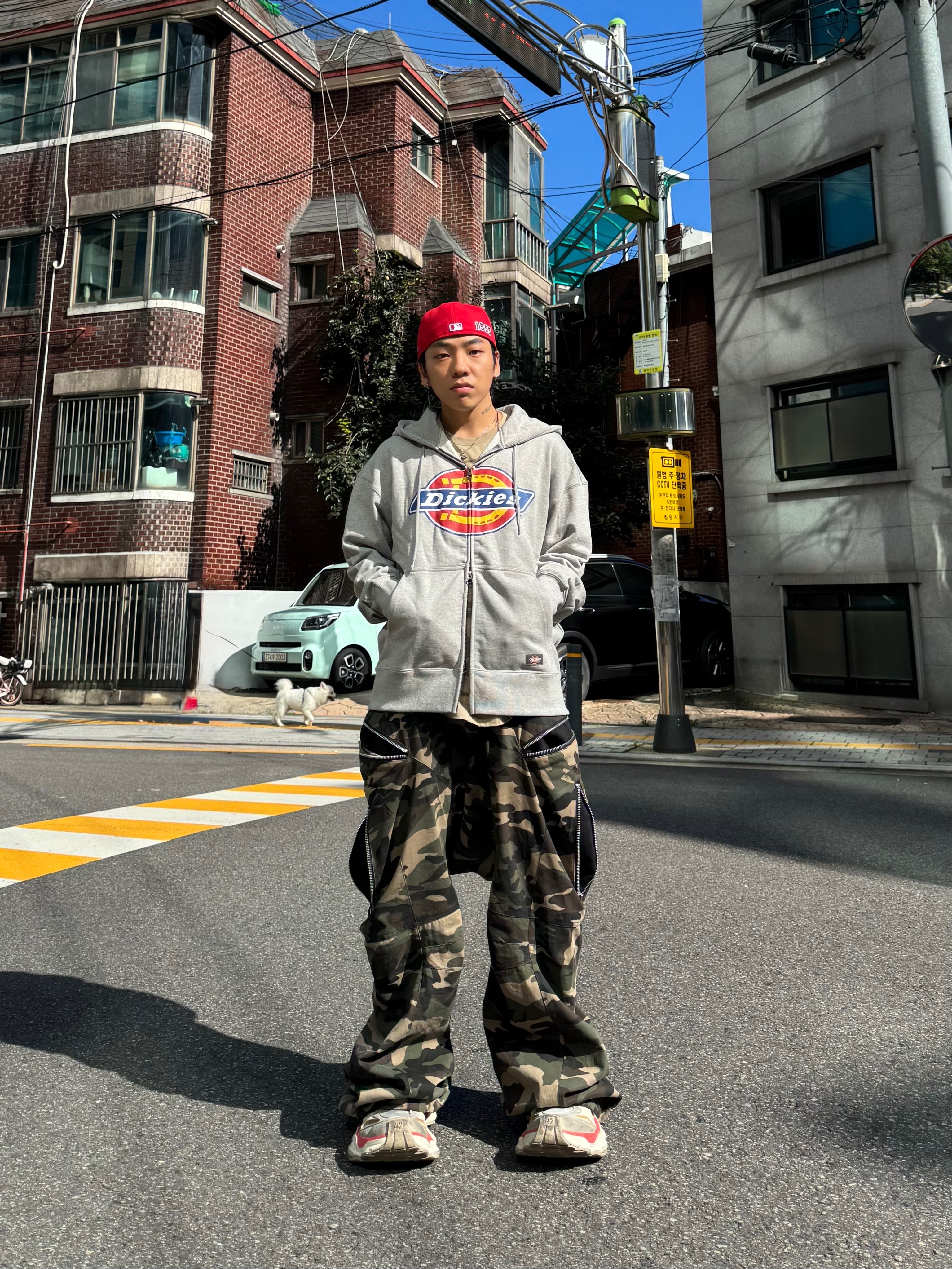 Balenciaga Cargo Sneakers Beige Grey Red 착용 스타일 - 1