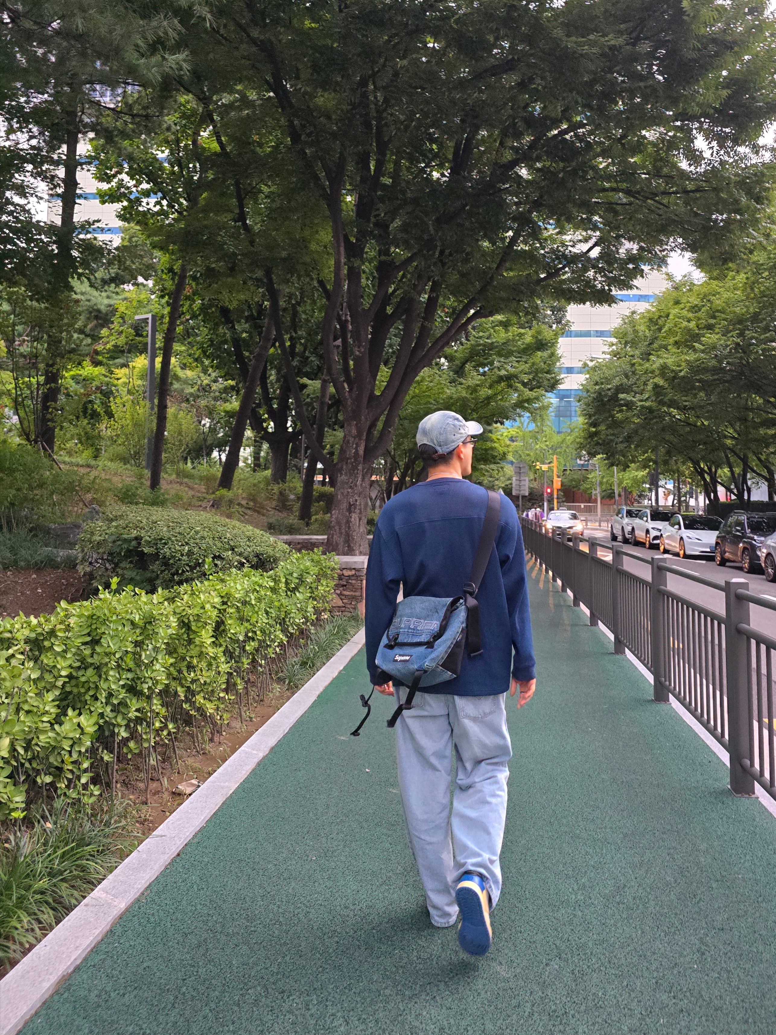 Supreme Denim Messenger Bag Washed Indigo - 25FW, Supreme Washed Chino Twill Camp Cap Dirty Indigo - 24SS 착용 스타일 - 1