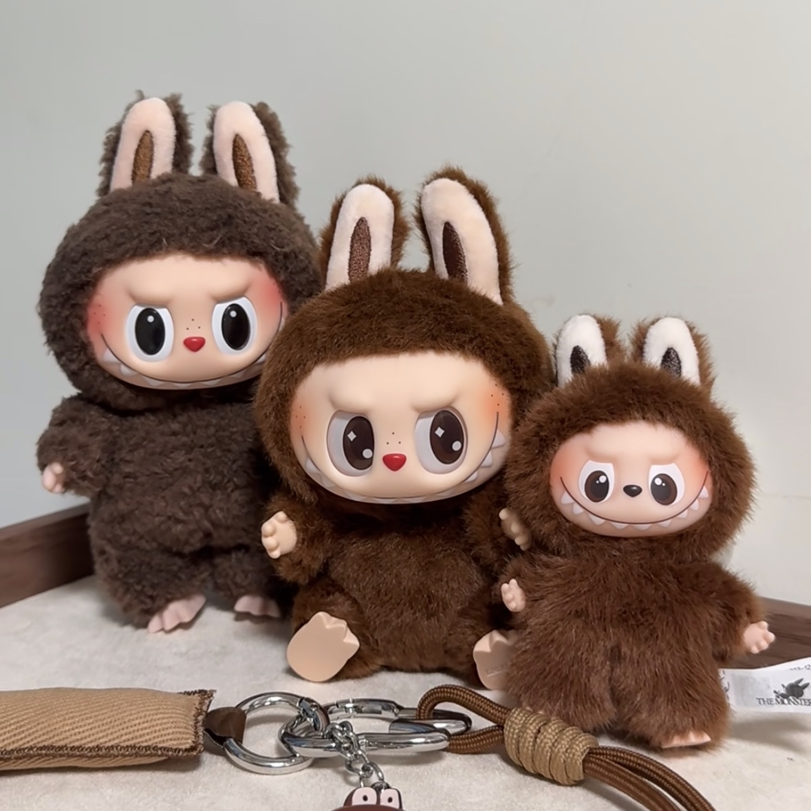 Pop Mart Labubu Let's Play Together Doll Series Duoduo Keyring (Opened Case), Pop Mart Labubu The Monsters Pin For Love Series Vinyl Plush Pendant (A-M) L (Opened Case) 착용 스타일
