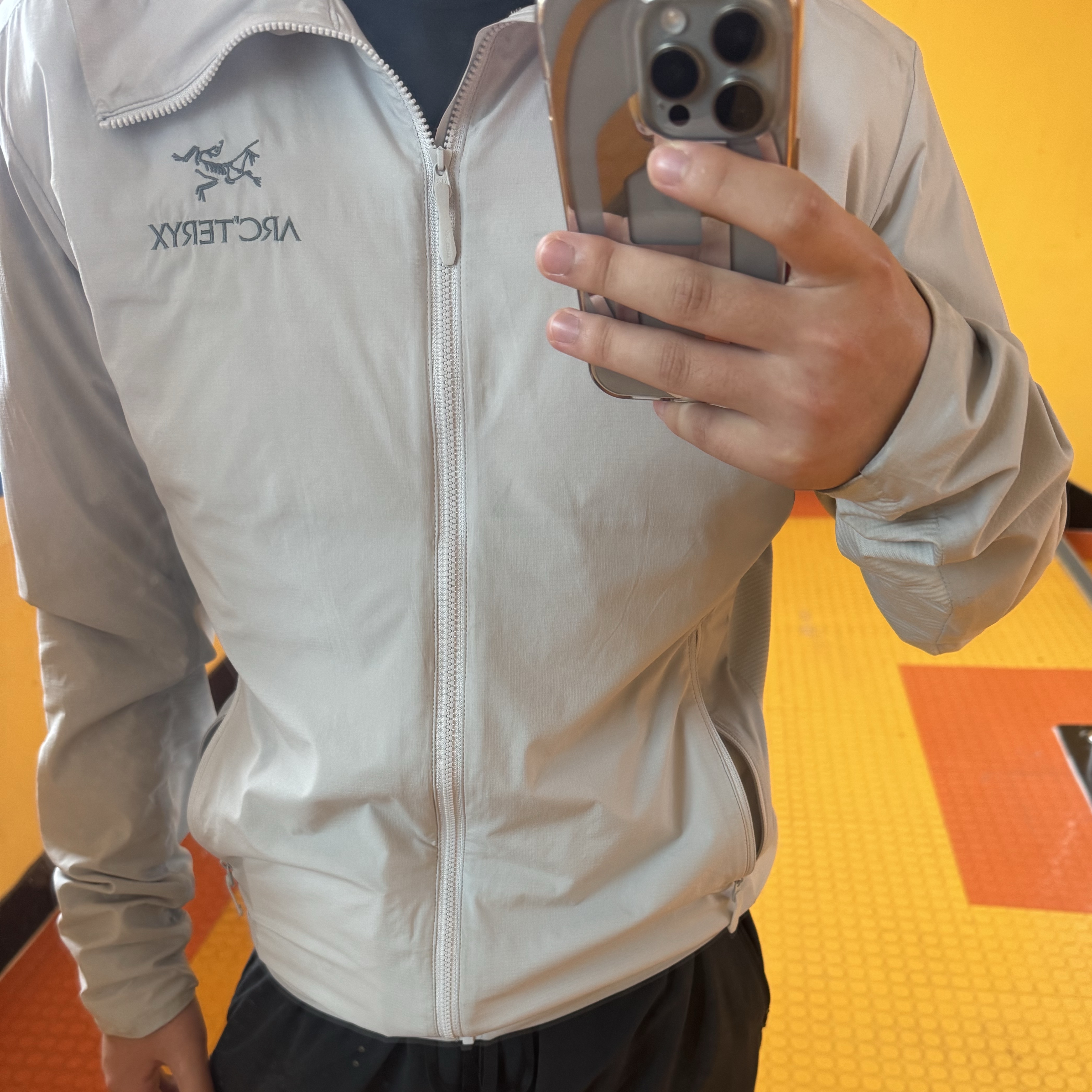 Arc'teryx Atom SL Hoody Solitude, Adidas Yeezy Foam RNNR MX Granite 착용 스타일 - 1