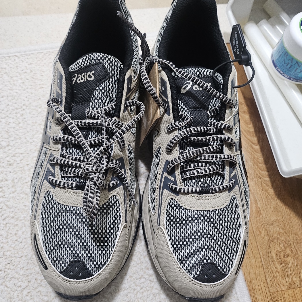 Asics Gel-Venture 6 Feather Grey Black 착용 스타일