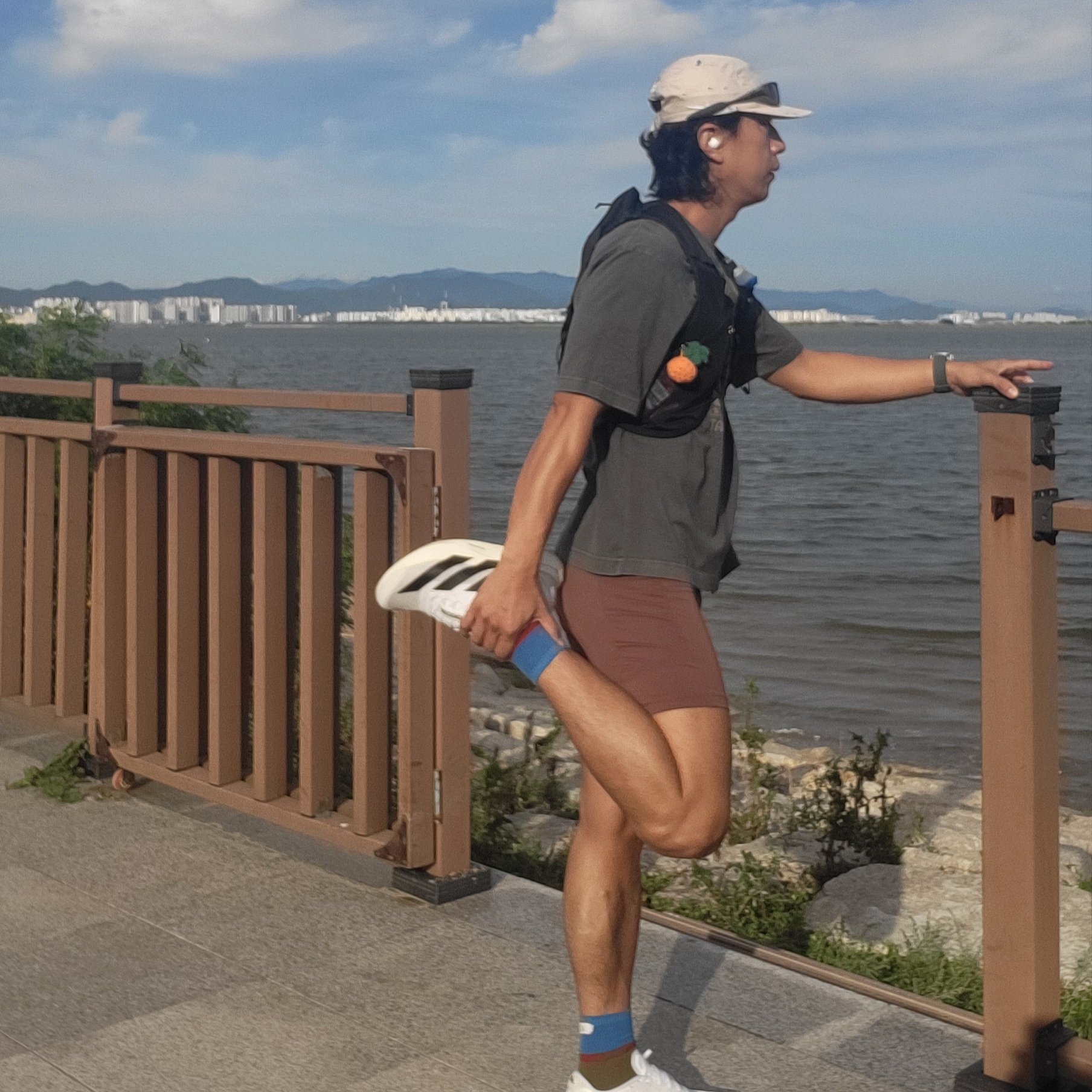 Salomon Active Skin 8 Set Black Metal, Adidas Adizero EVO SL Cloud White Core Black 착용 스타일 - 1